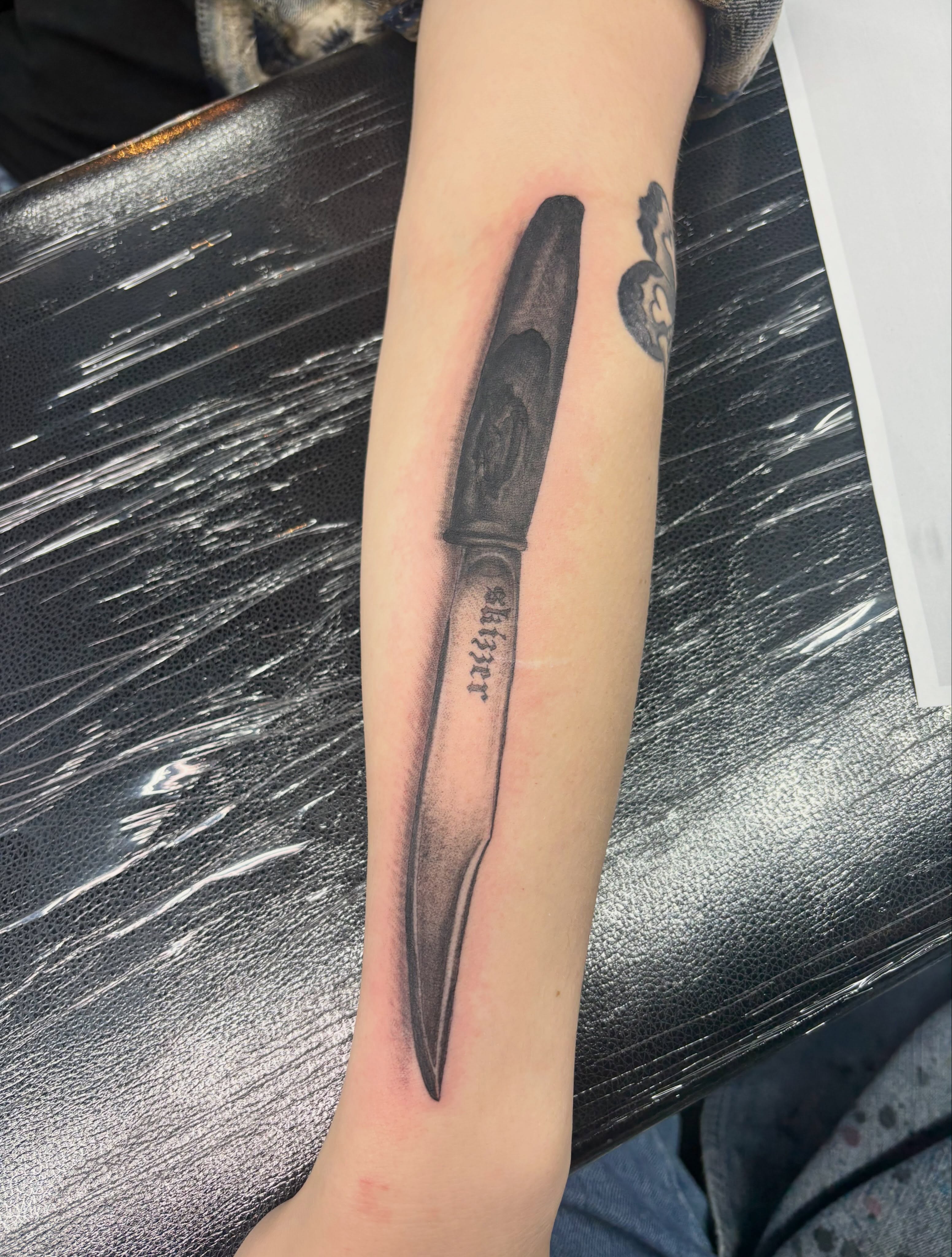 Knife realism tattoo on the forearm by Oscar Cuéllar (Kue-Yar)
