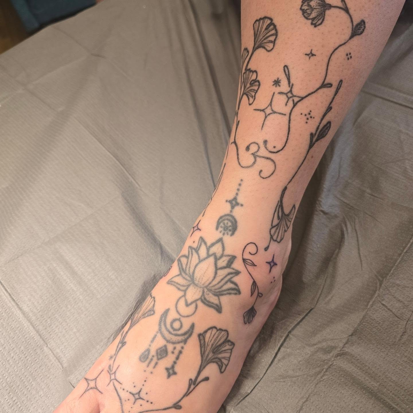 Tattoo by @lorhagarty — black_and_grey, geometric