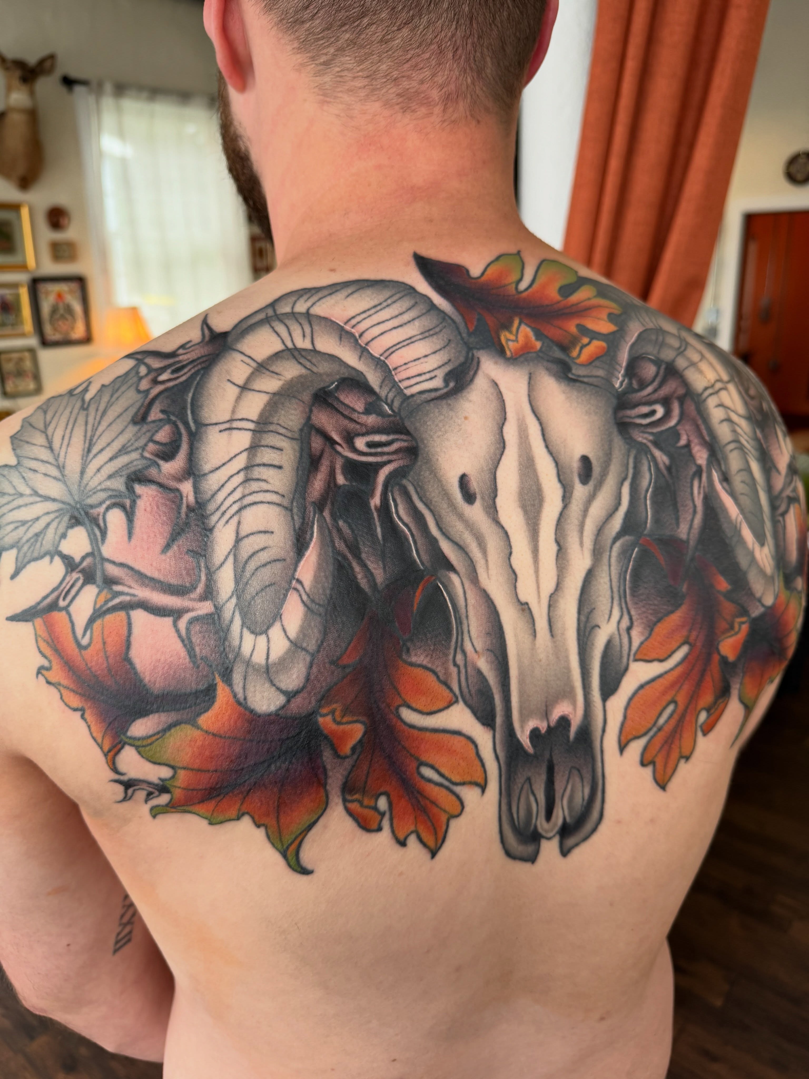 Ram skull and leaves realism tattoo on the back by Alisa (Li) Affatato ๐ผ