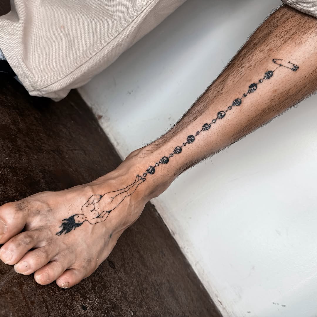 Woman and baby black and grey tattoo on the foot by Javier  Darder 𓃭𓀠✬✹☄︎❁☠︎³³