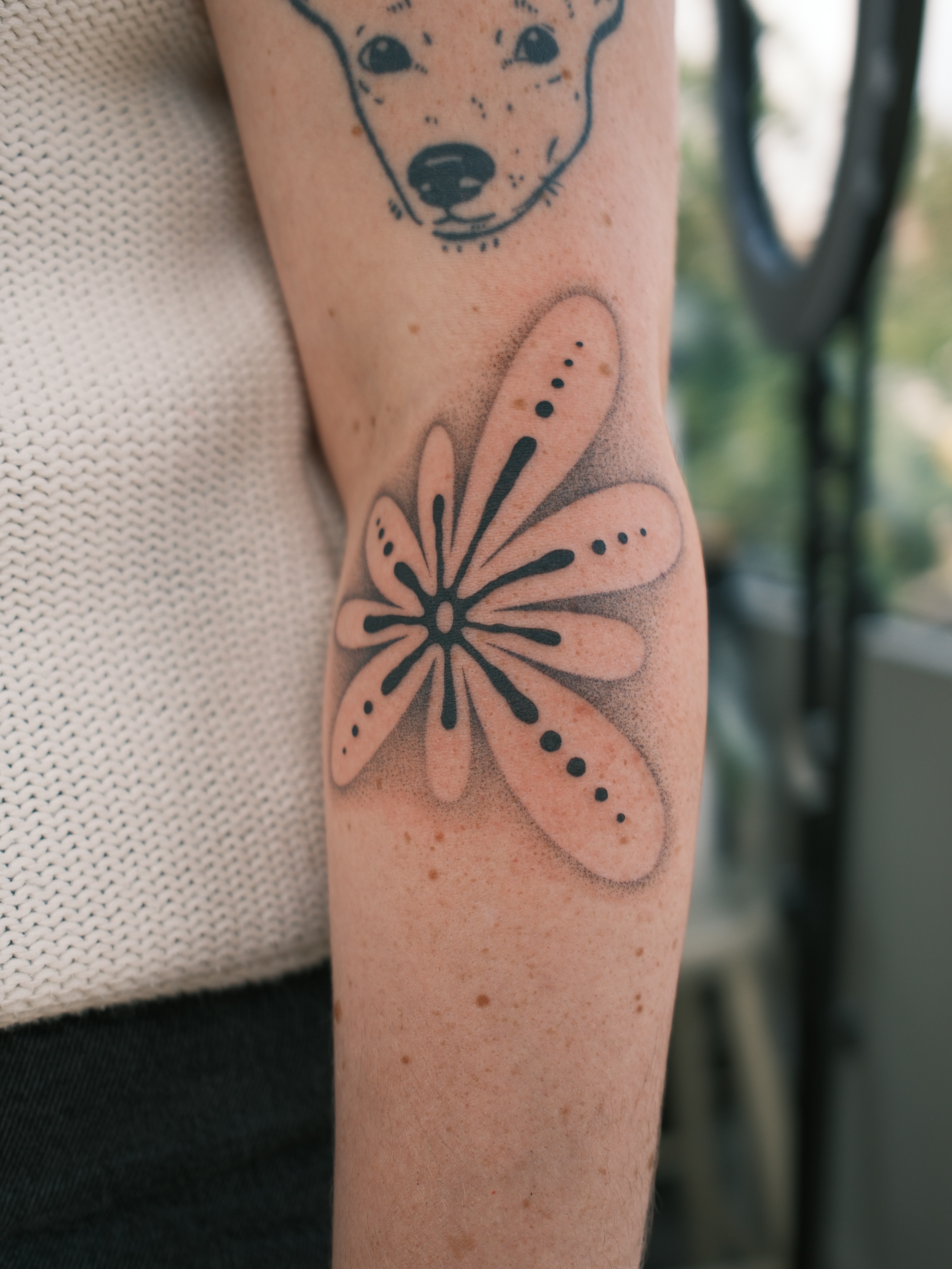 Tattoo by @earthyliltats โ dotwork