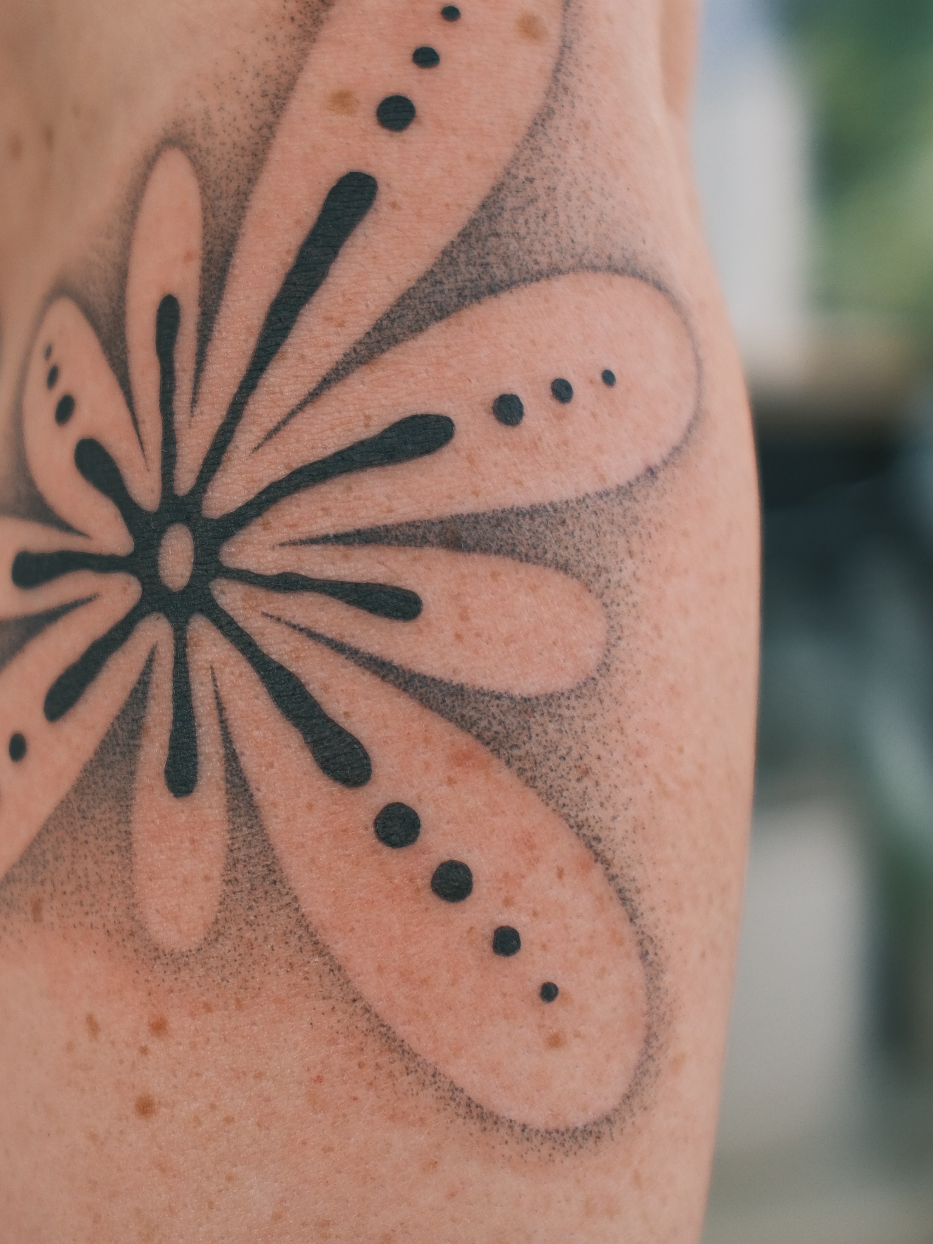 Tattoo by @earthyliltats โ dotwork