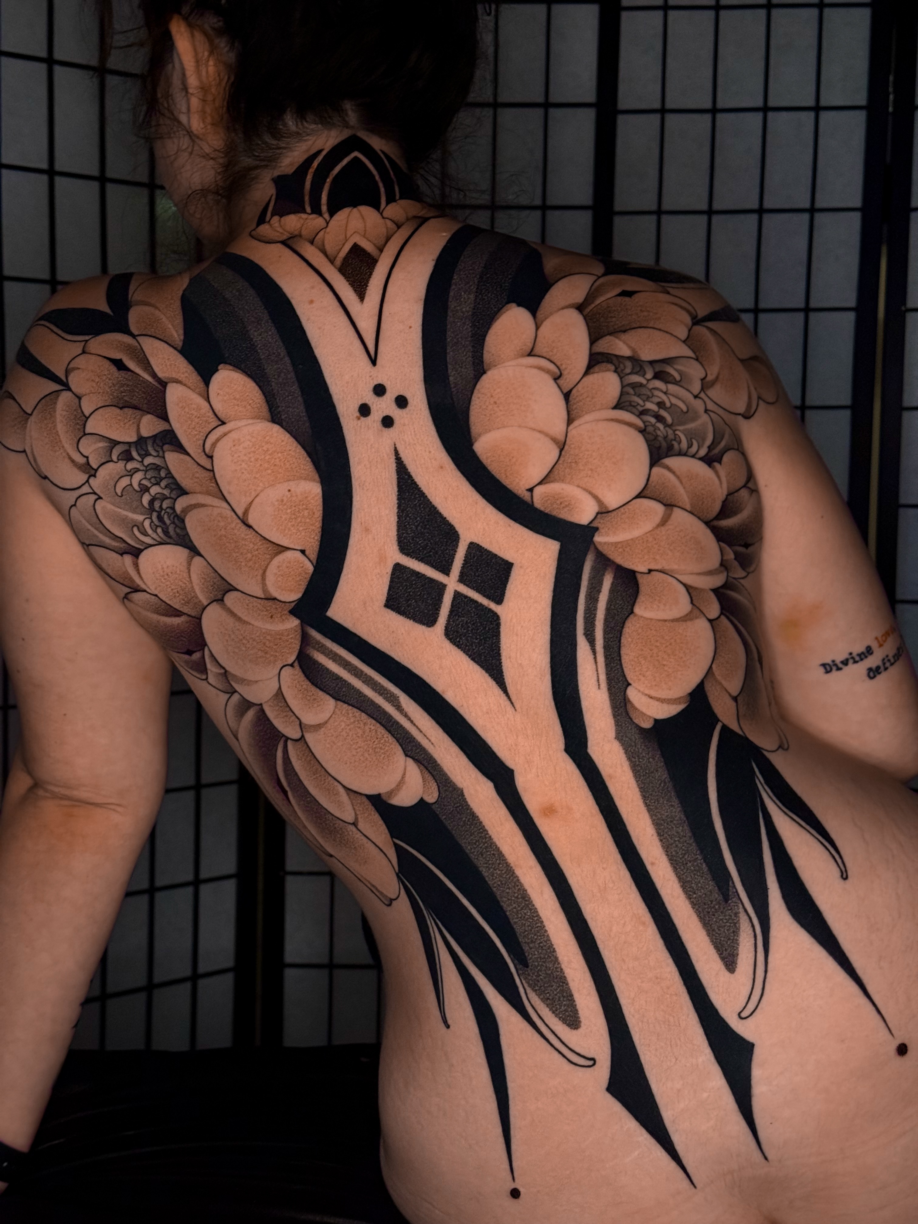 Floral and geometric japanese irezumi tattoo on the back by San Diego