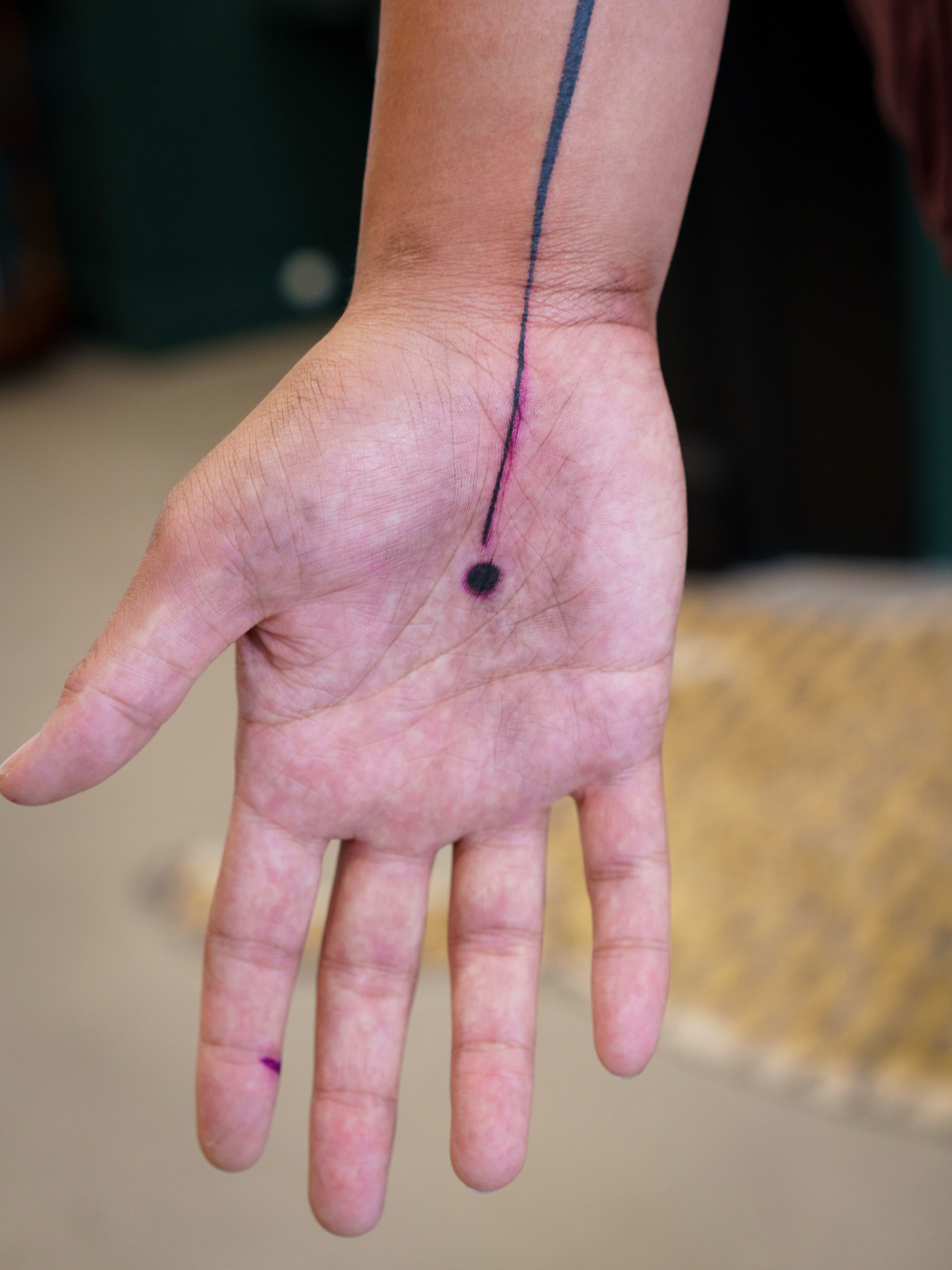 Dot dotwork tattoo on the hand by 思Stacy