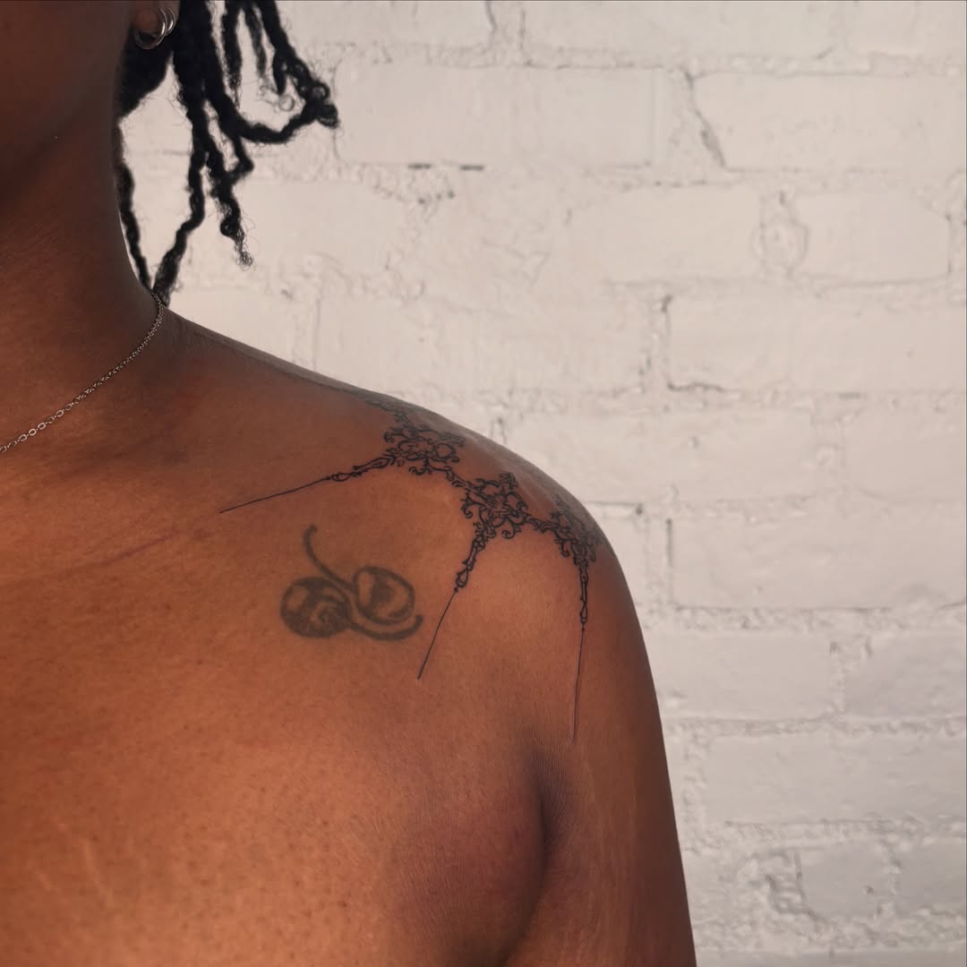Scorpion black and grey tattoo on the shoulder by laura bianca