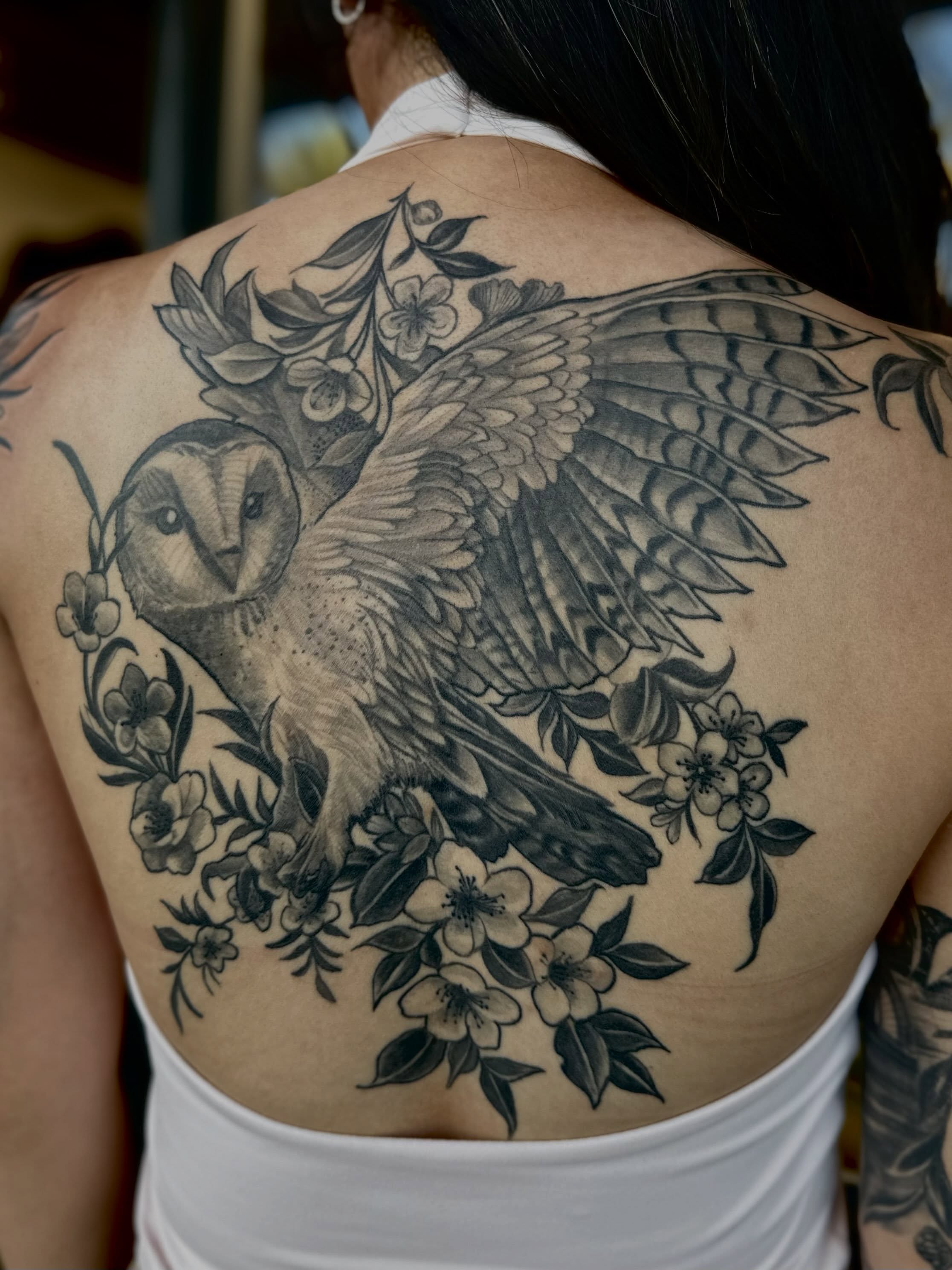 Owl and flowers realism tattoo on the back by Mathilda Quynh