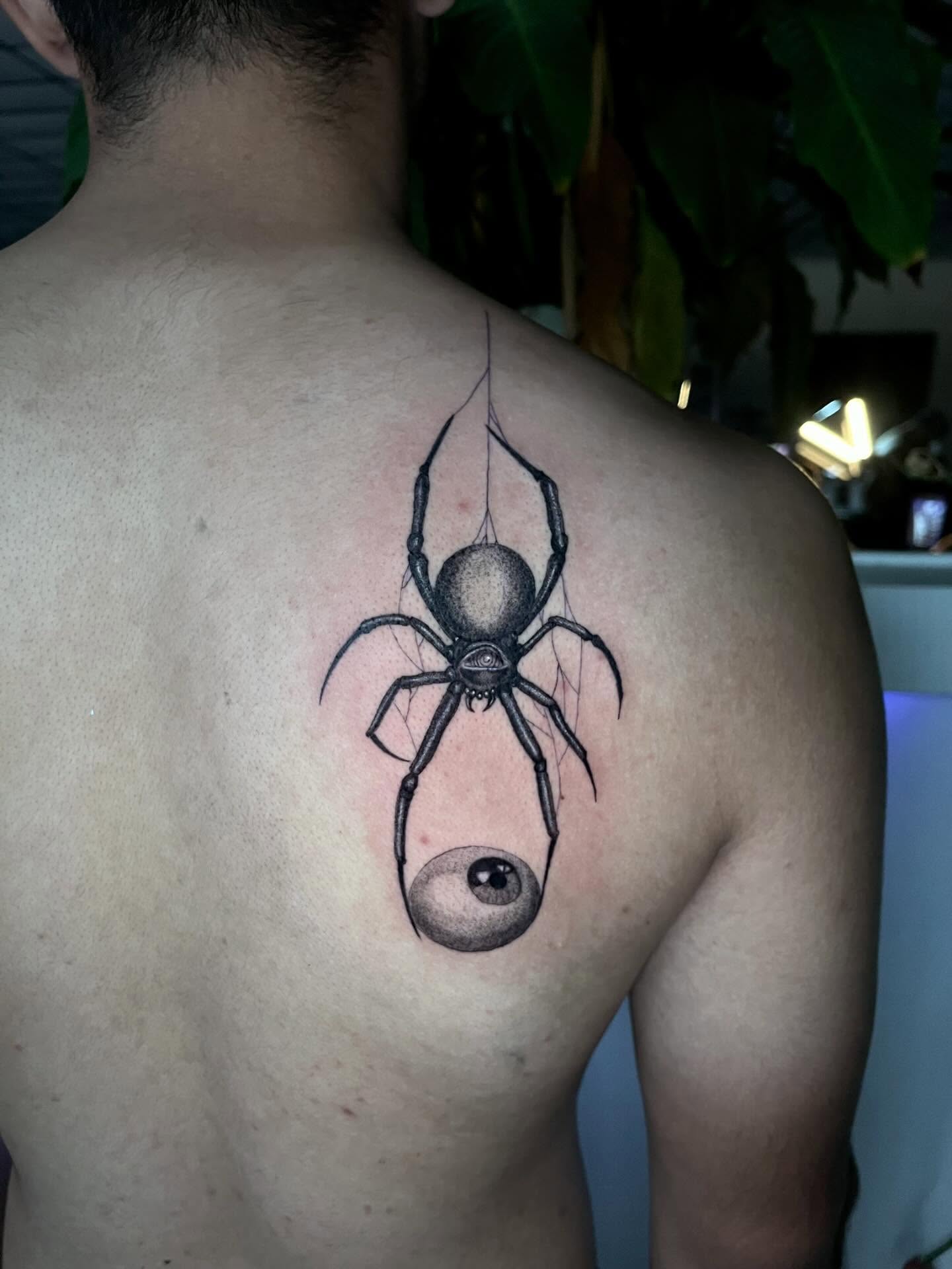 Spider realism tattoo on the back by Anthony “Jiinky” Quintanilla 🧸☁️