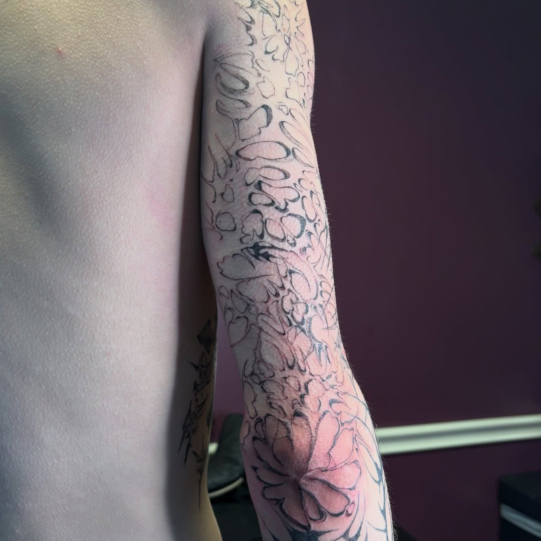 Floral design black and grey tattoo on the forearm by amy mangeri ๐ฆ
