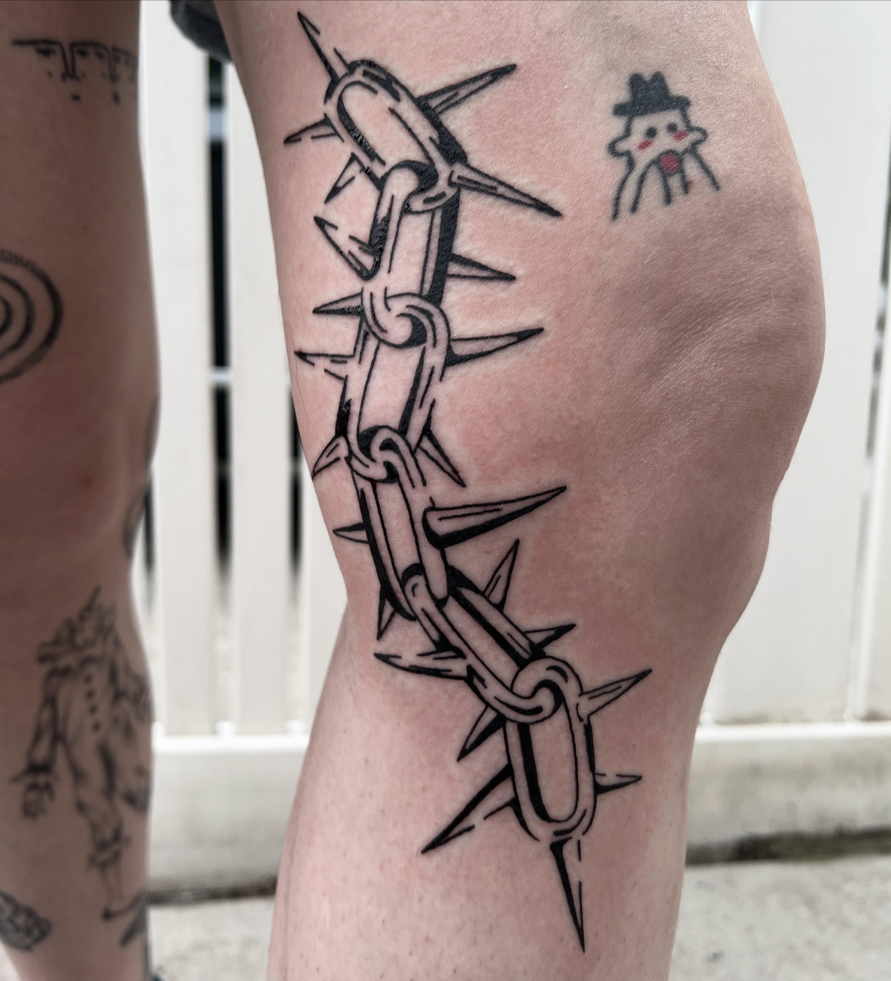 Barbed wire black and grey tattoo on the thigh by Elleree (LRE)