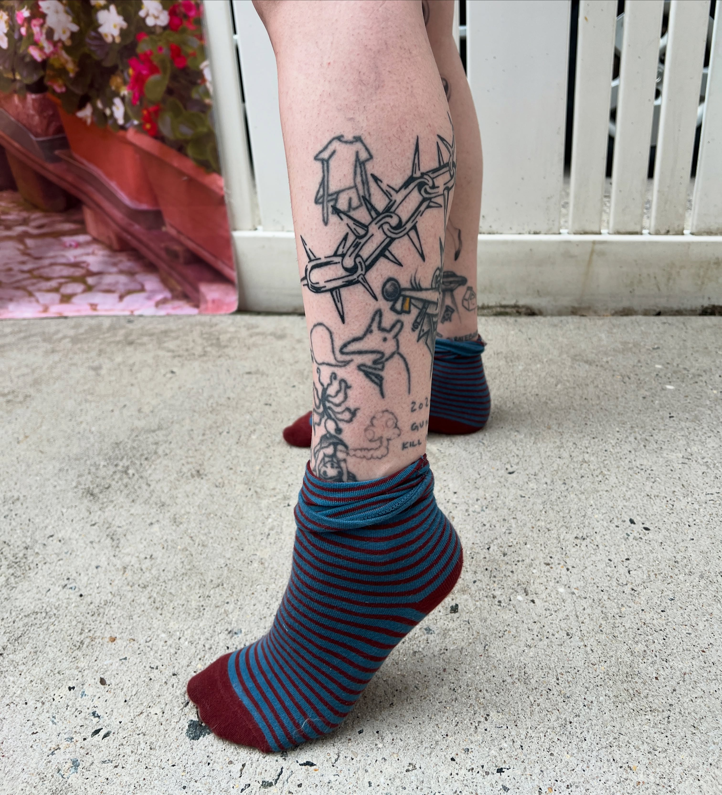 Chains and dog black and grey tattoo on the leg by Elleree (LRE)