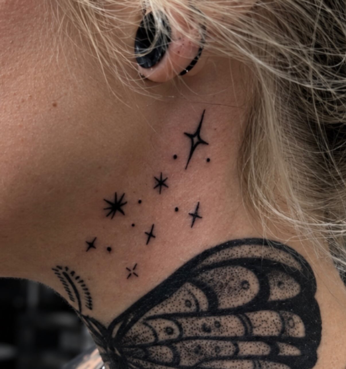 Stars dotwork tattoo on the neck by rylie :P