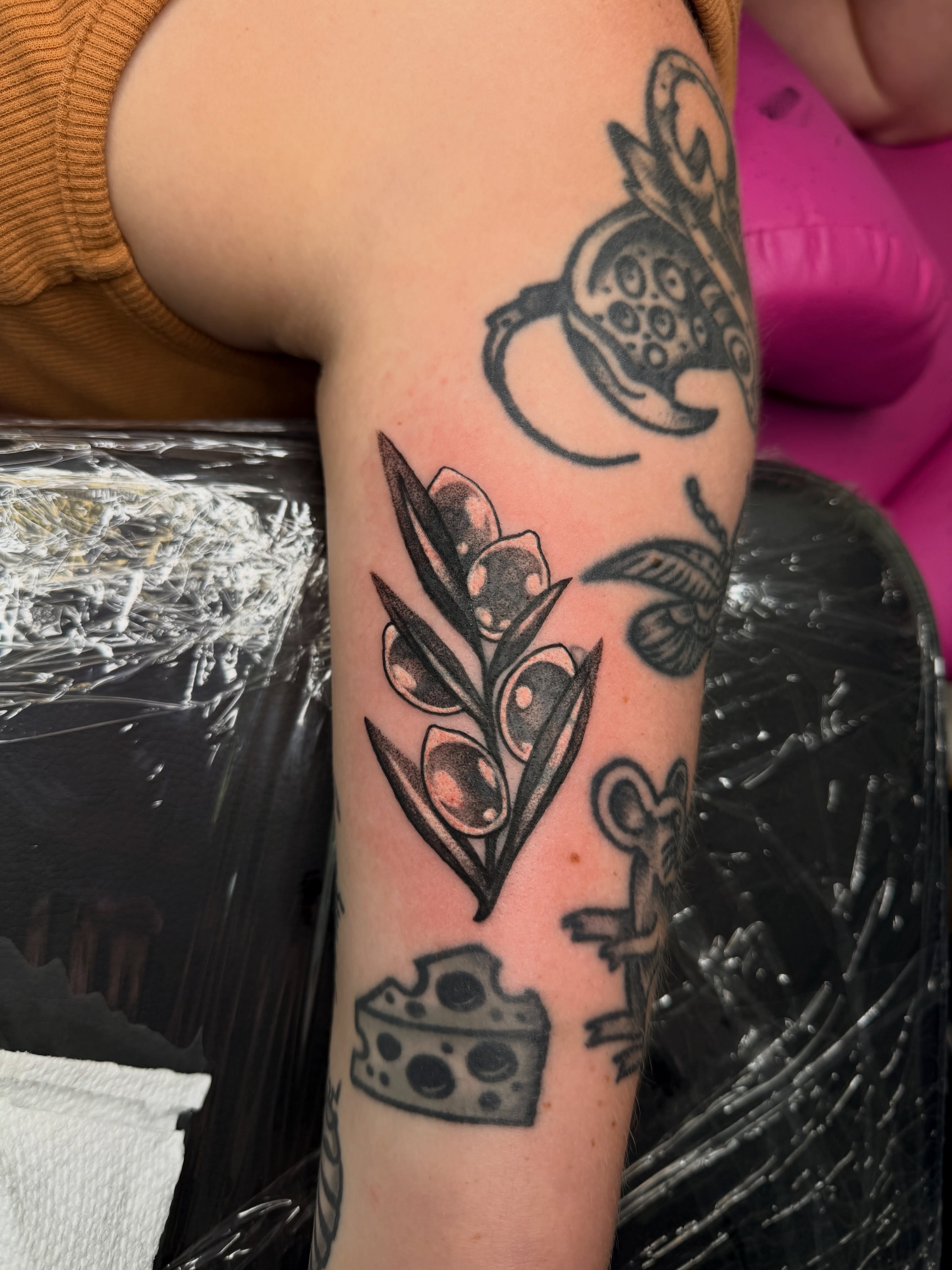 Tattoo by @maisontheprofessional — black_and_grey