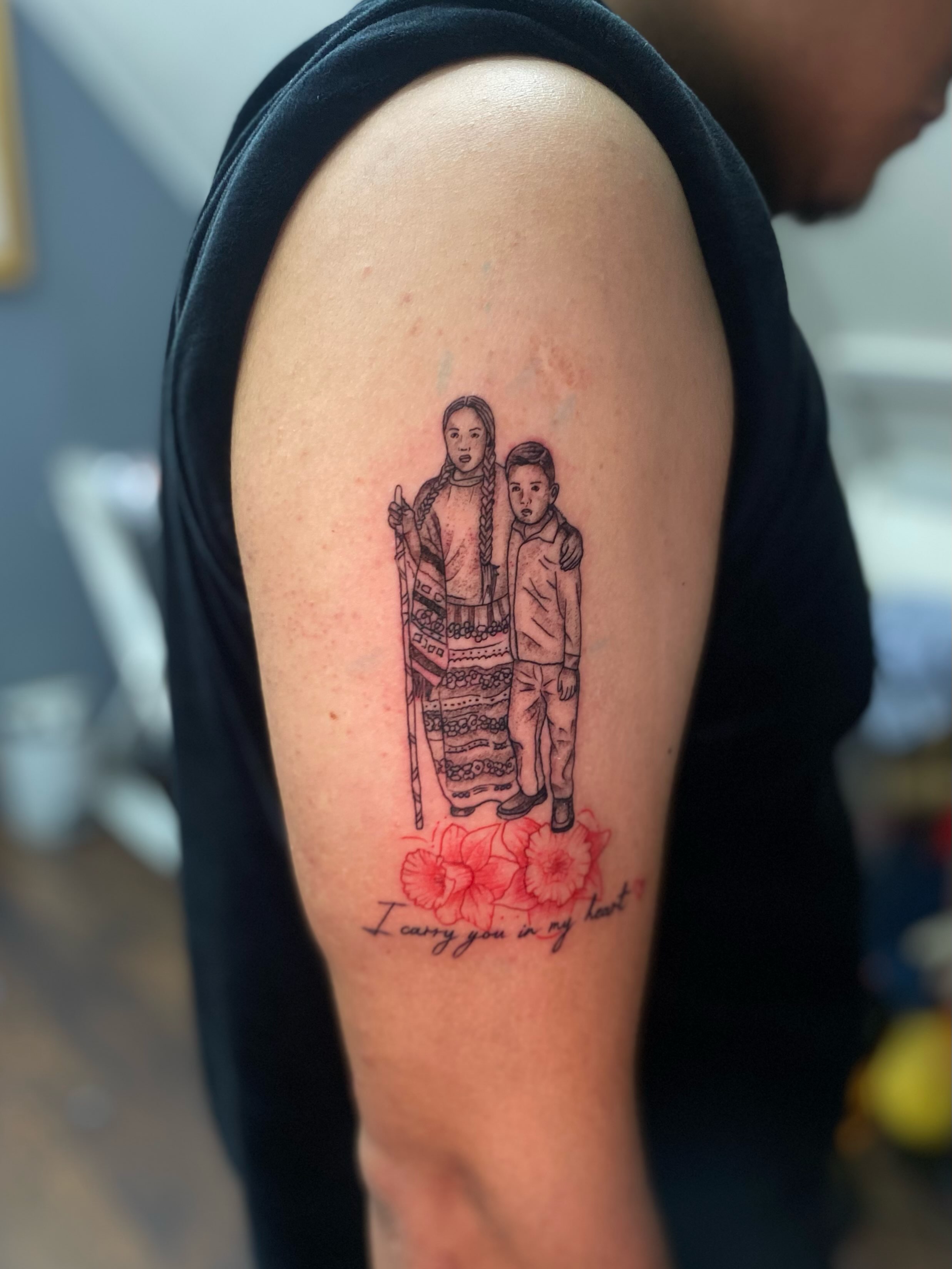 Mother and child realism tattoo on the shoulder by Irving Guzman