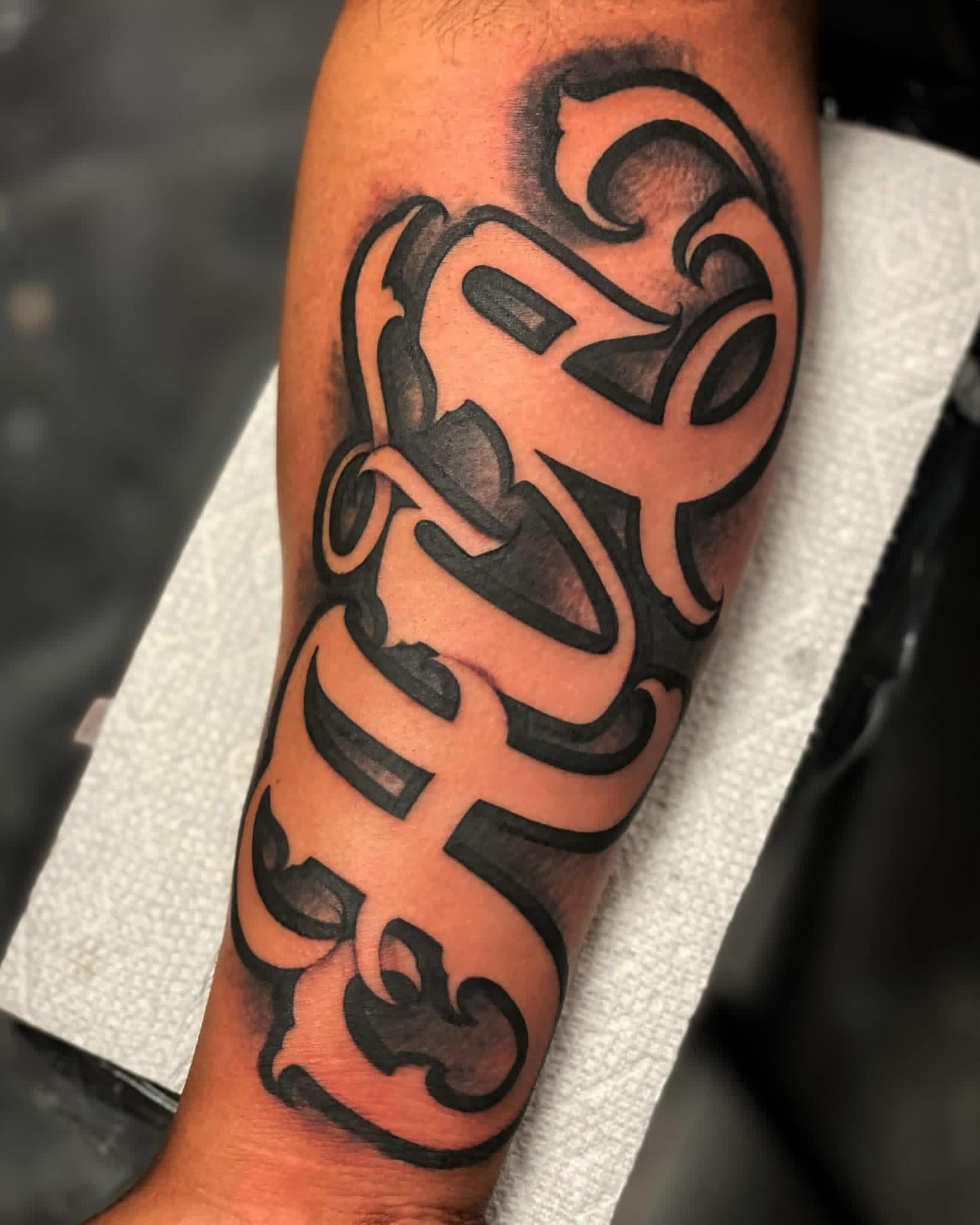 Tribal pattern tribal tattoo on the forearm by Lex Miranda