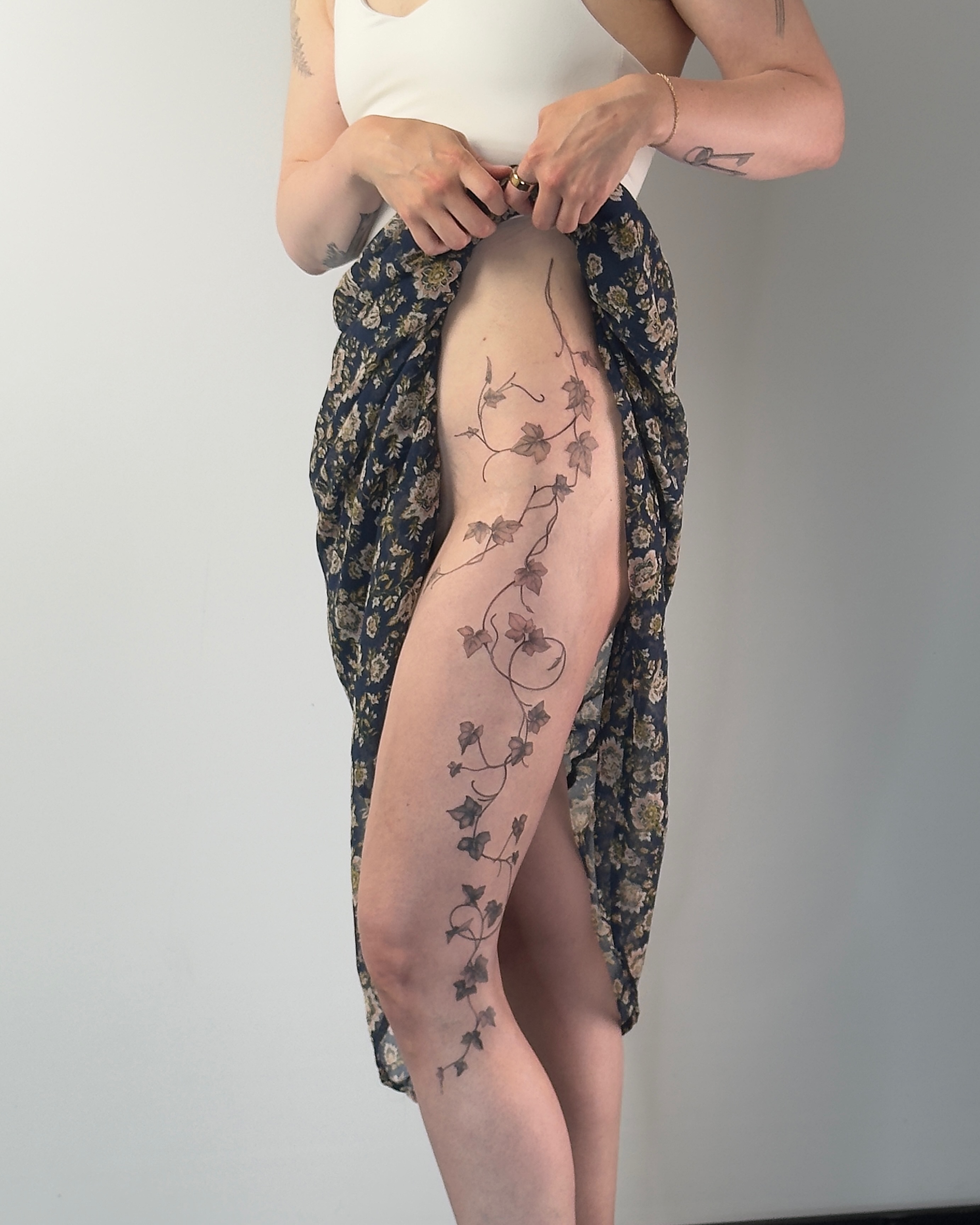 Ivy vine black and grey tattoo on the thigh by Lea Burkard, Berkeley, California