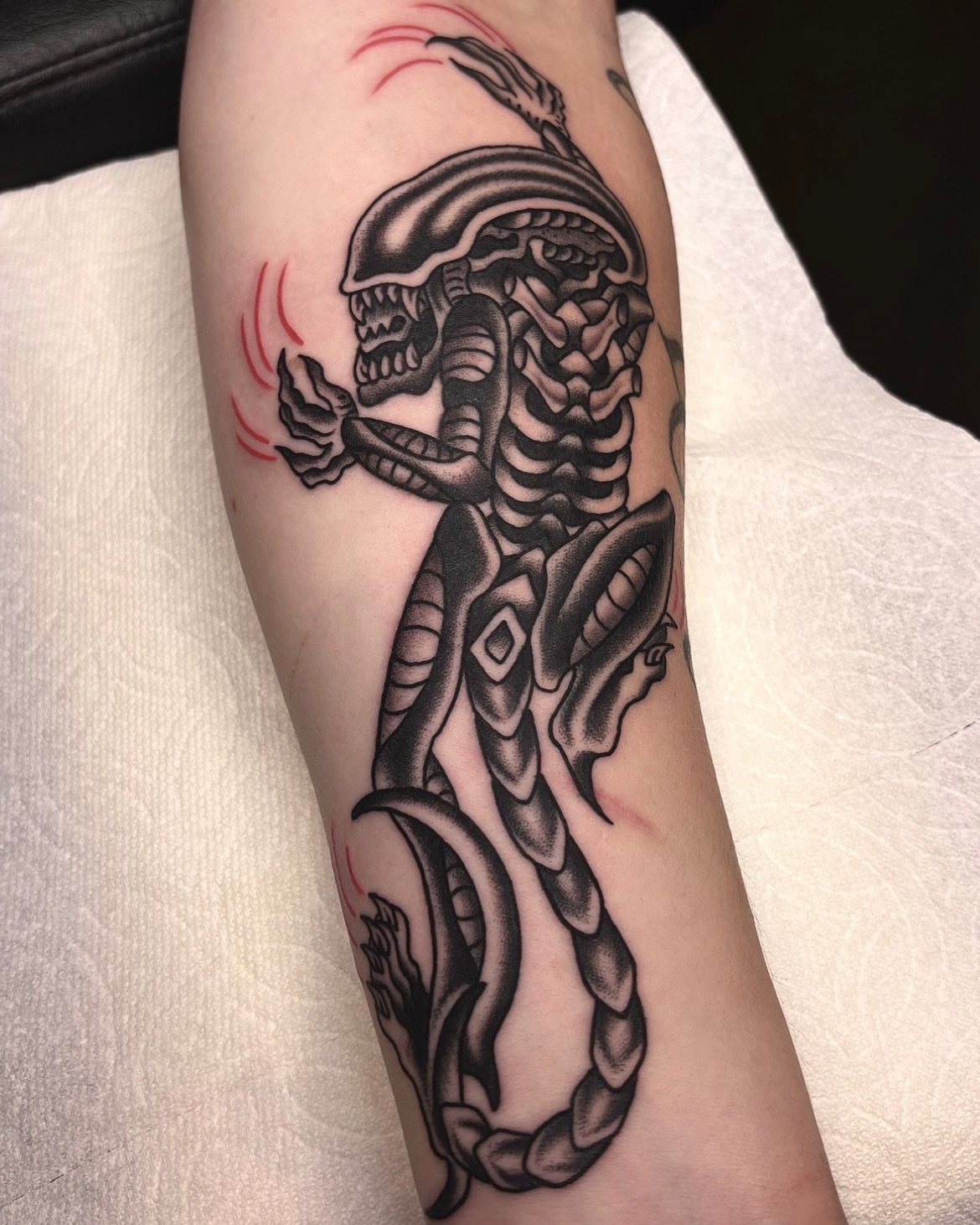 Alien xenomorph geometric tattoo on the forearm by ๐๐๐ฏ๐ข๐ซ