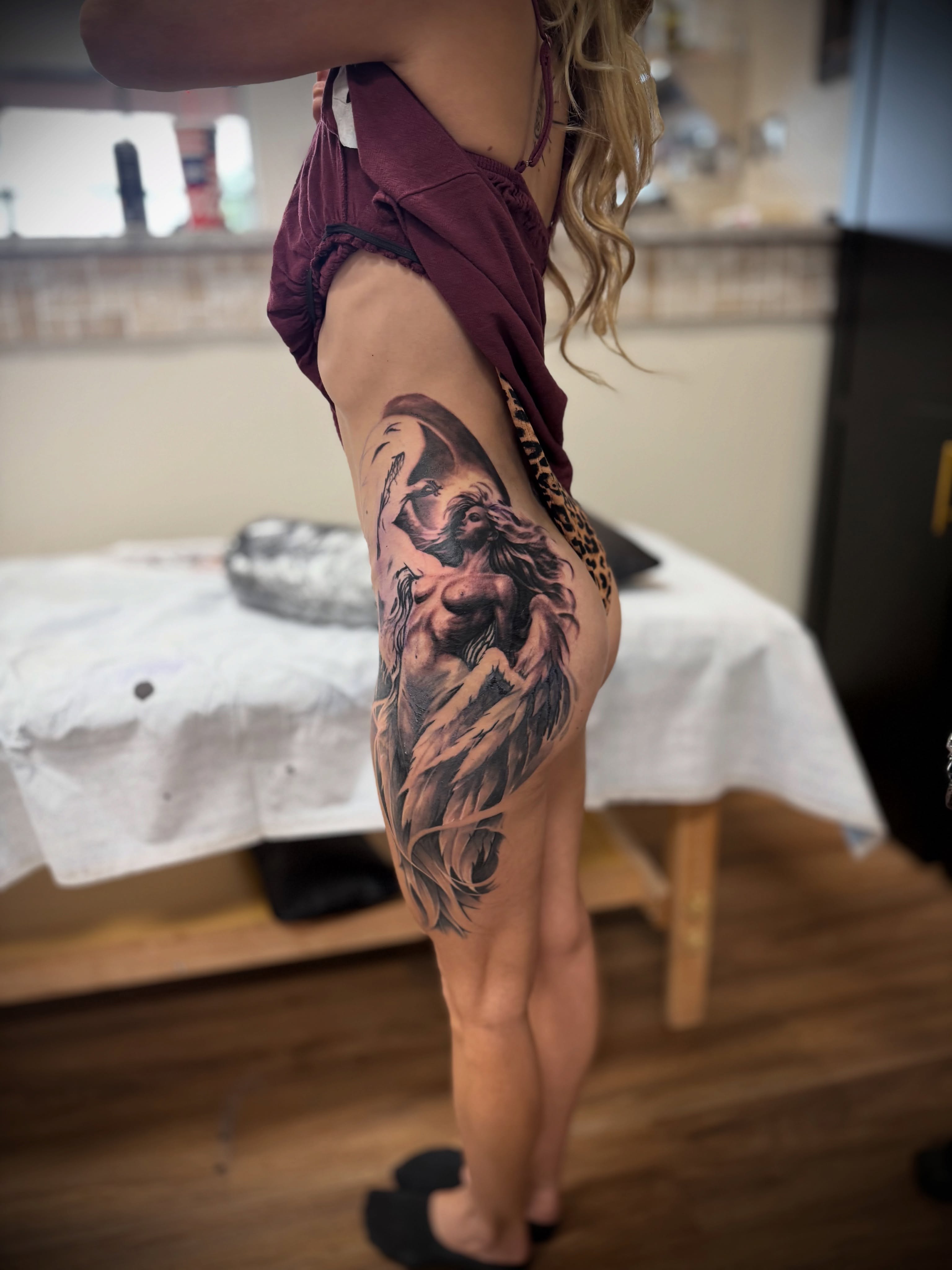 Lion realism tattoo on the thigh by Julian Olson