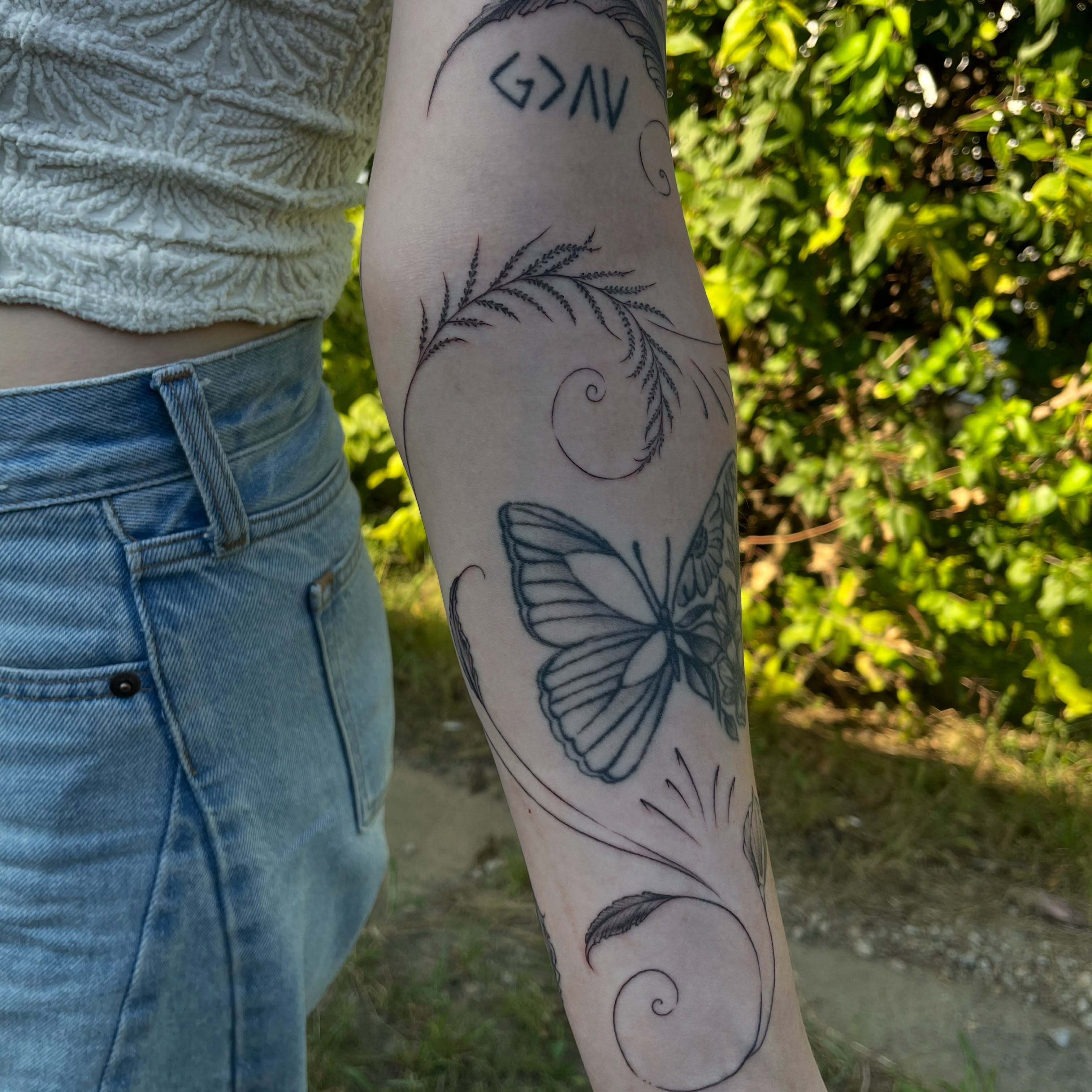 Butterfly and floral black and grey tattoo on the forearm by Marjeline González🌈🌞