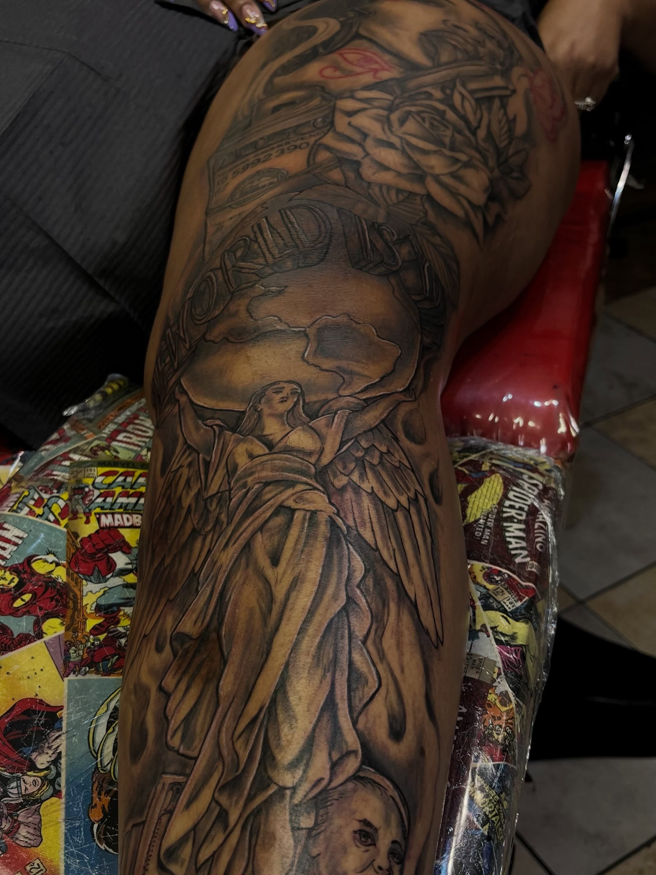 Statue of liberty black and grey tattoo on the thigh by Jakobi