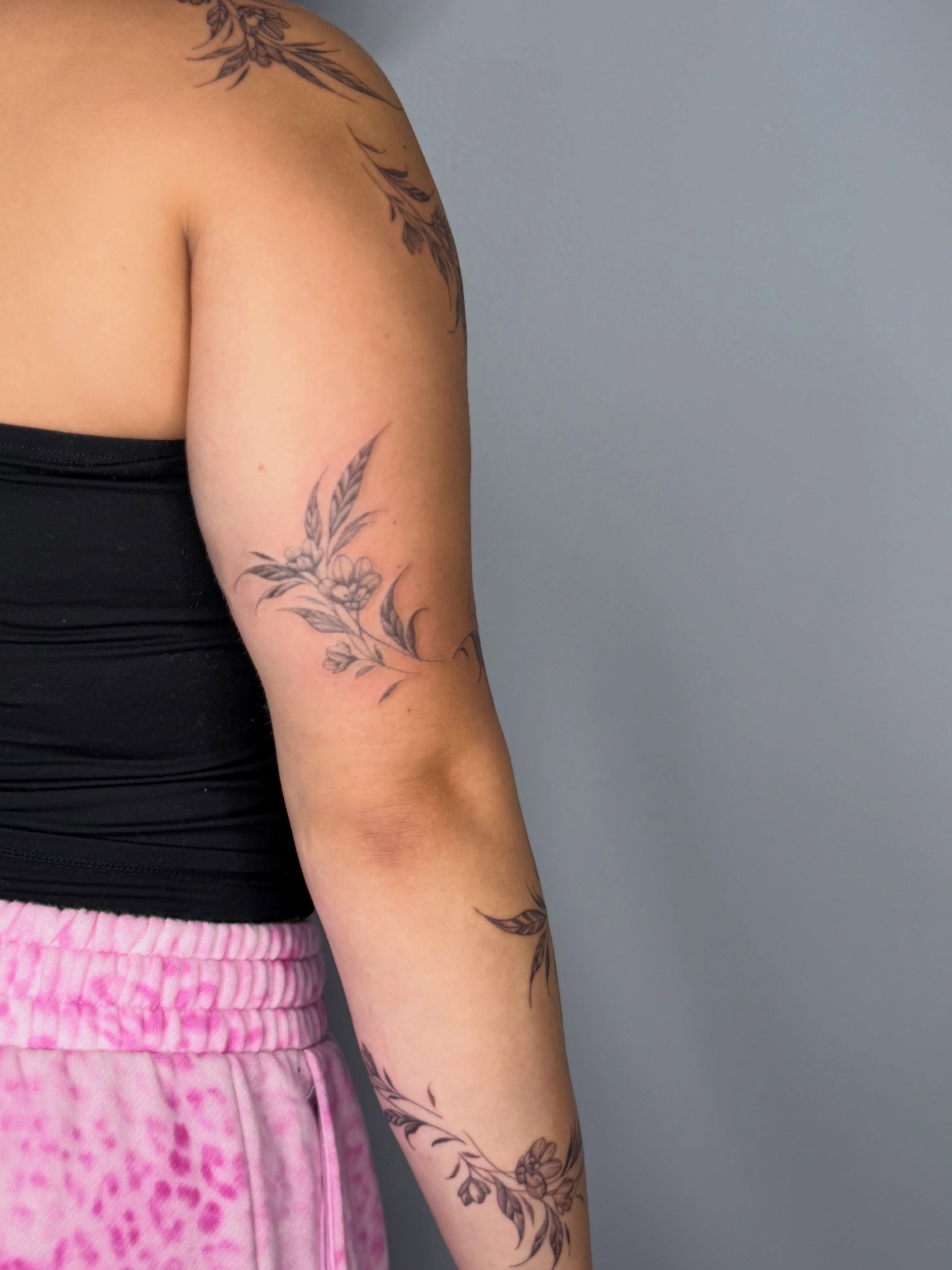 Floral black and grey tattoo on the forearm by Silva Wellen