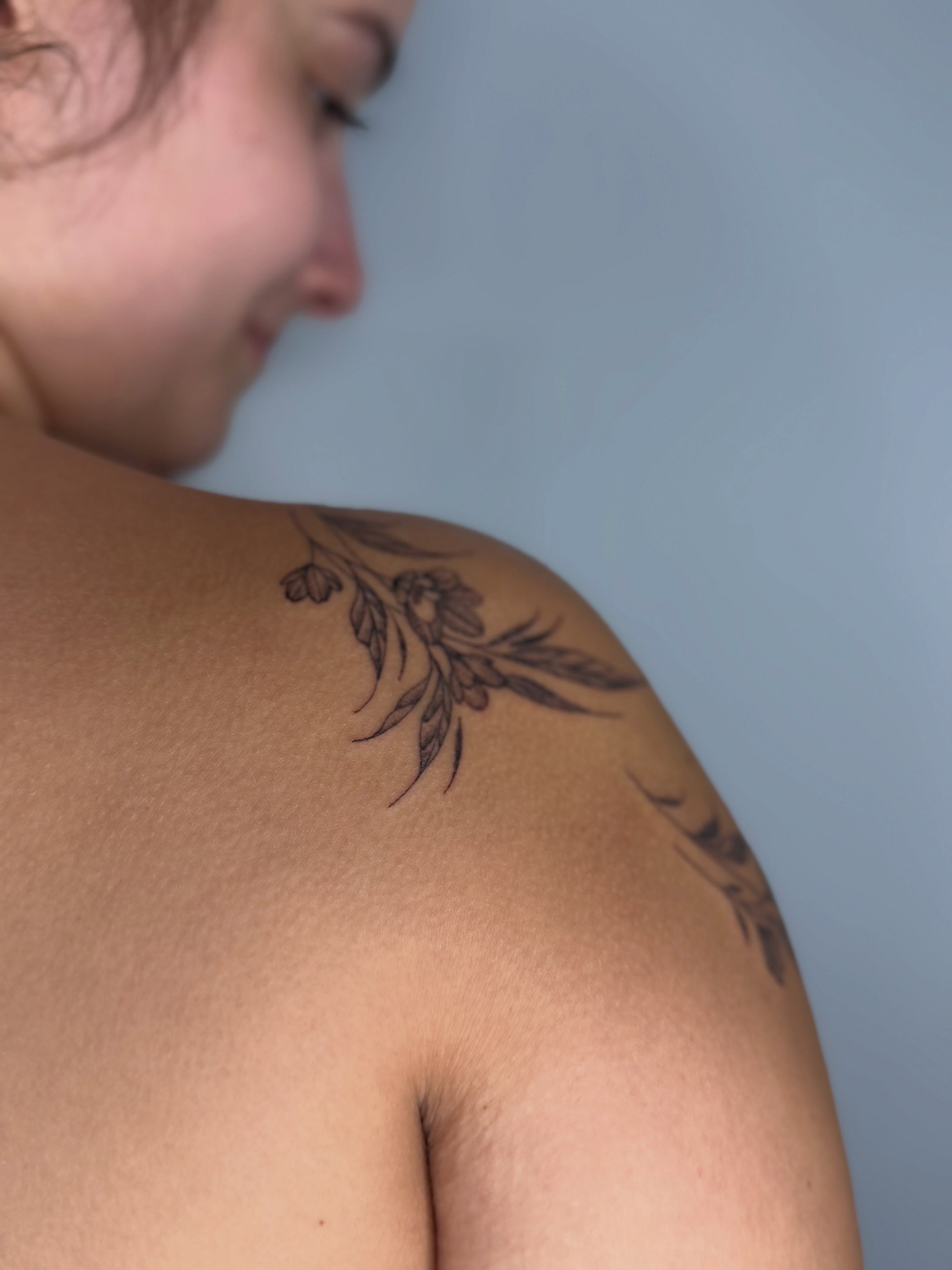 Floral black and grey tattoo on the shoulder by Silva Wellen