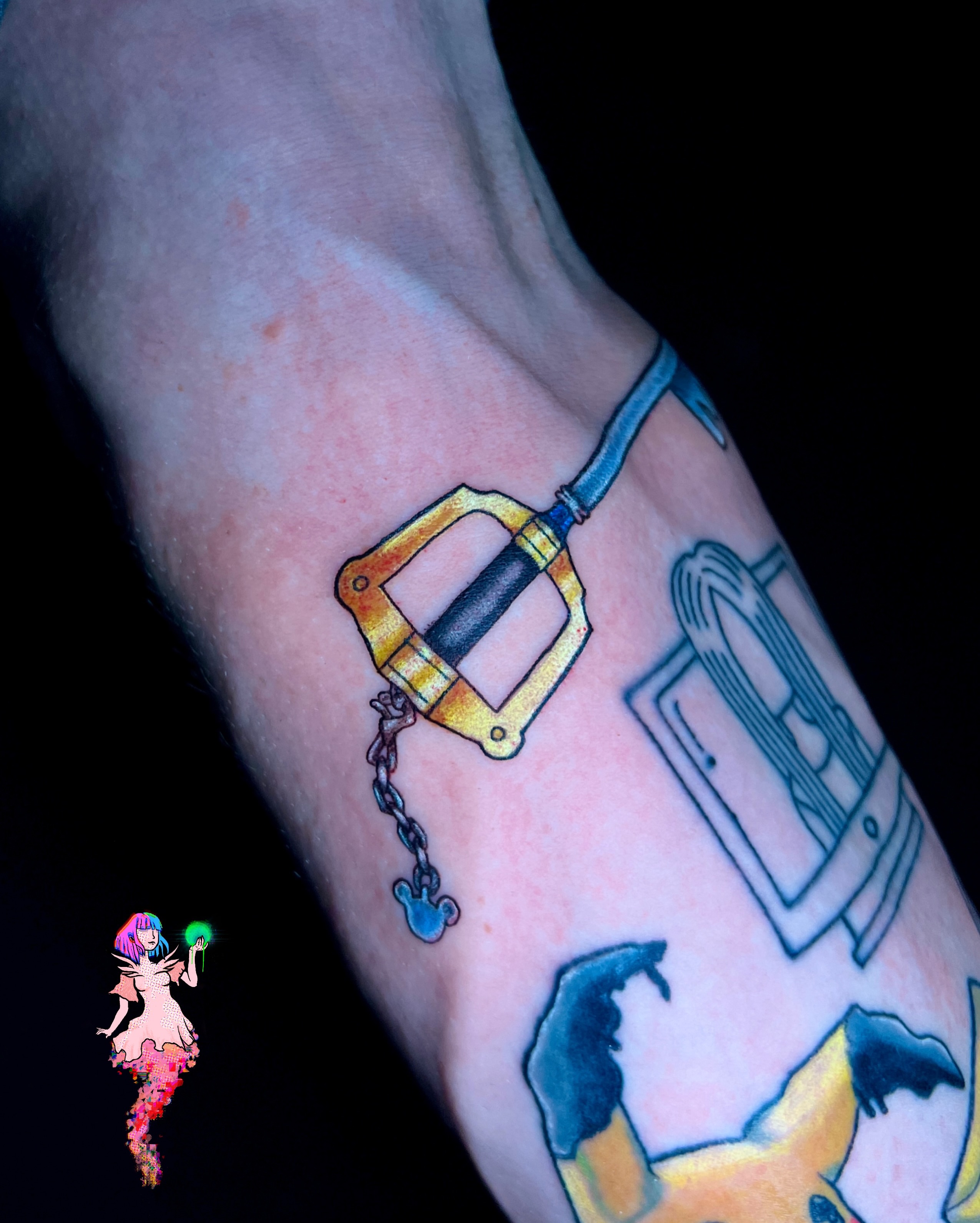Handcuffs American traditional tattoo on the forearm by Aguaviva.uv Tattoos 🇵🇷