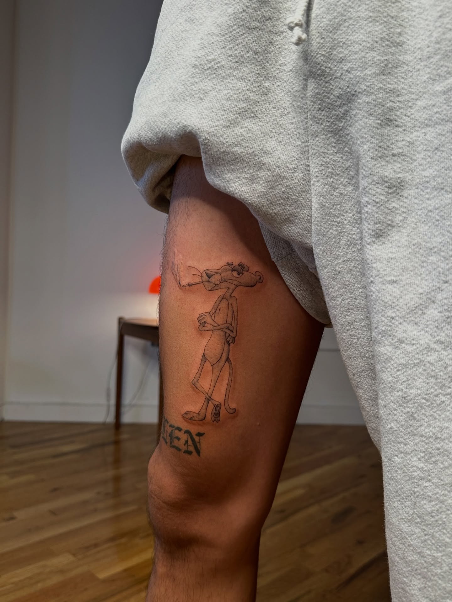 Angry cat black and grey tattoo on the thigh by @taravychi