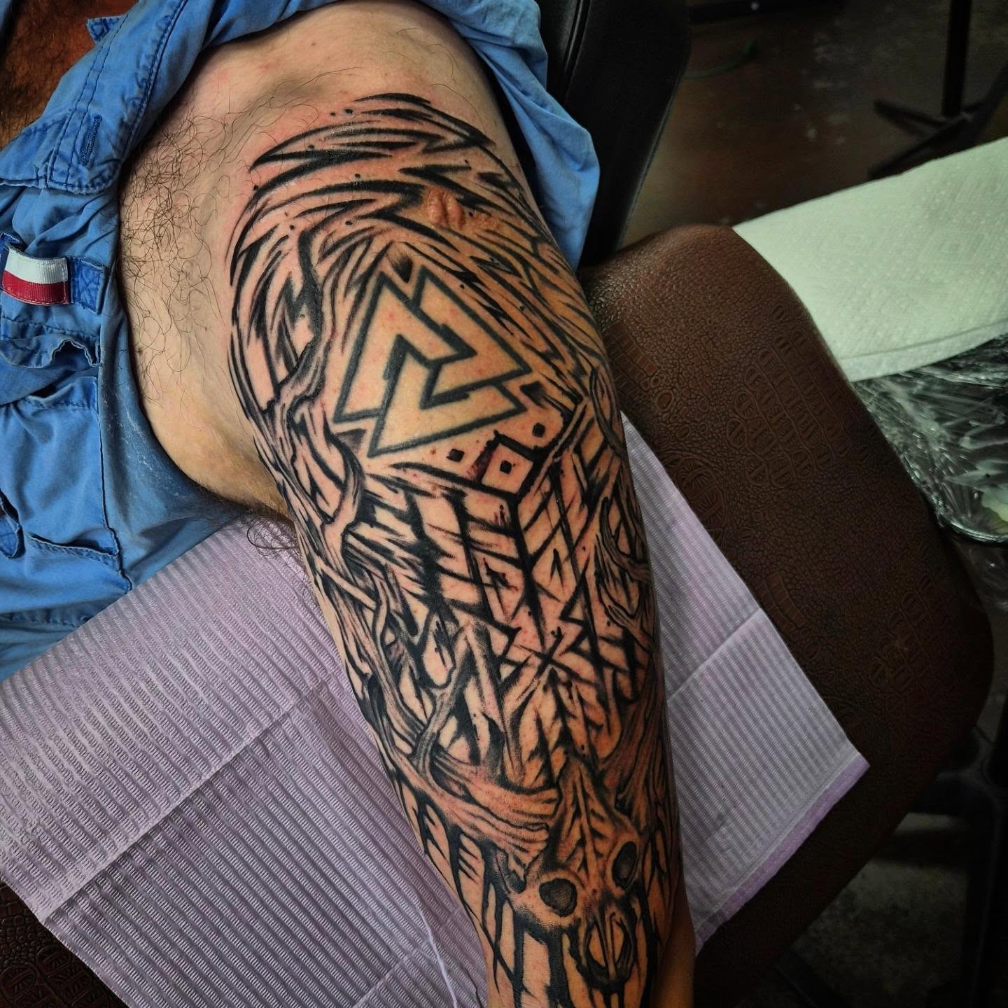 Tribal design tribal tattoo on the upper arm by Taylor Popkins
