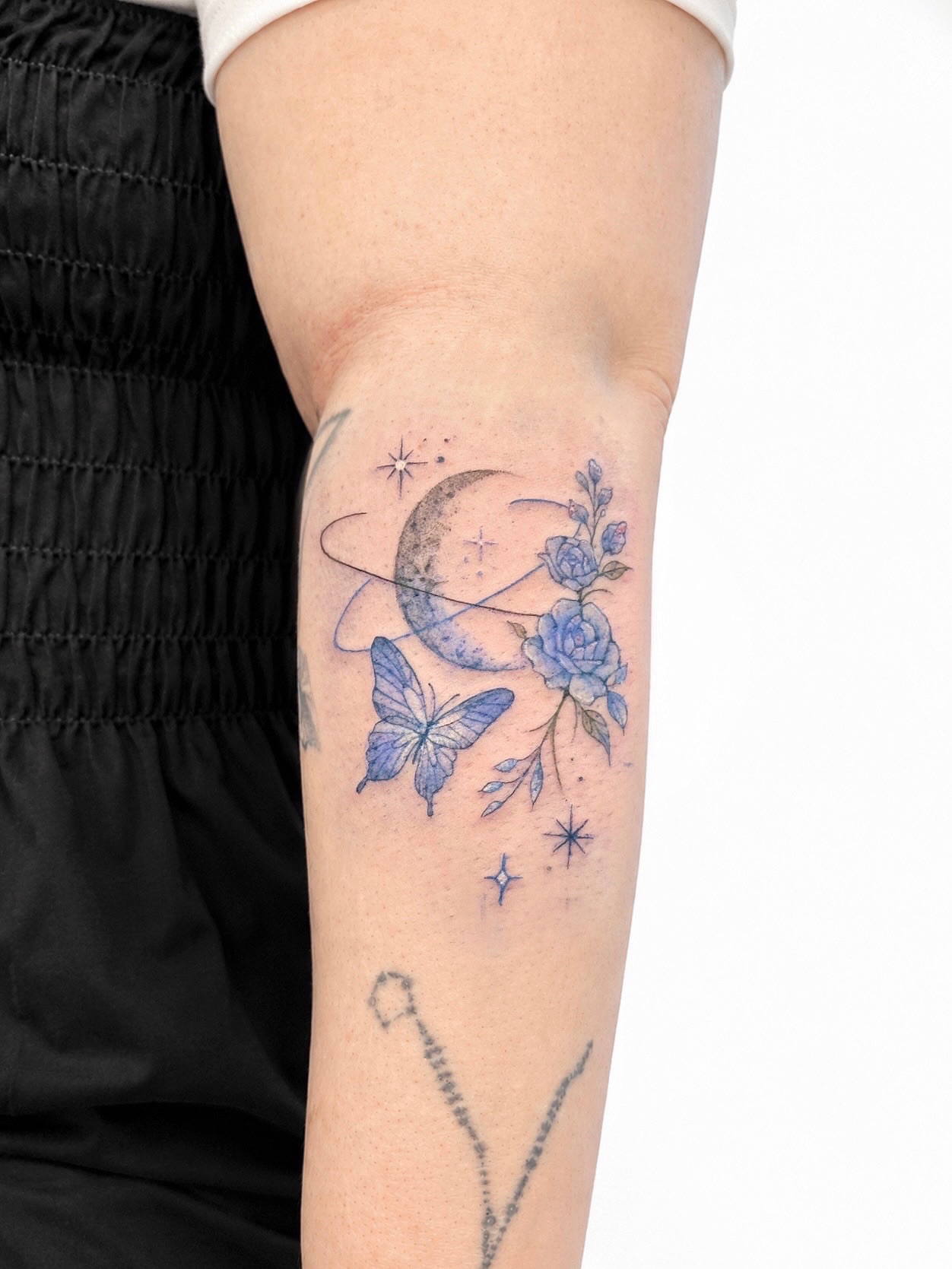 Tattoo by @morae_tattoo — dotwork, watercolor