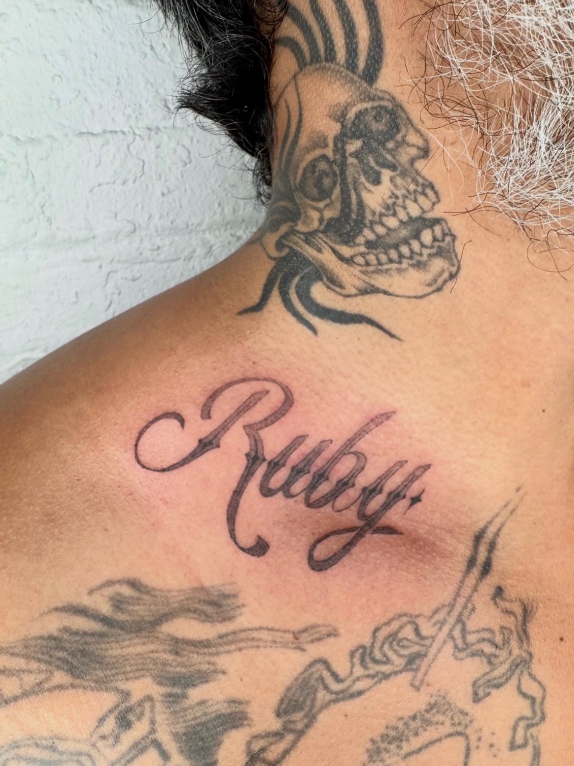 Skull black and grey tattoo on the shoulder by Kenny ๐ด