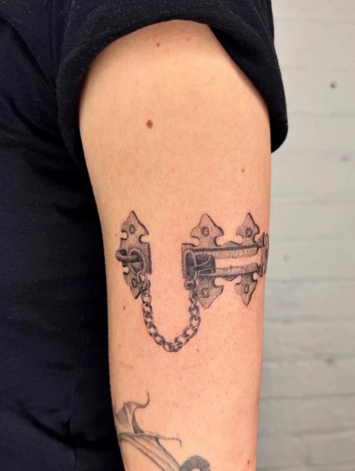 Hinges and chain black and grey tattoo on the forearm by Kenny ๐ด