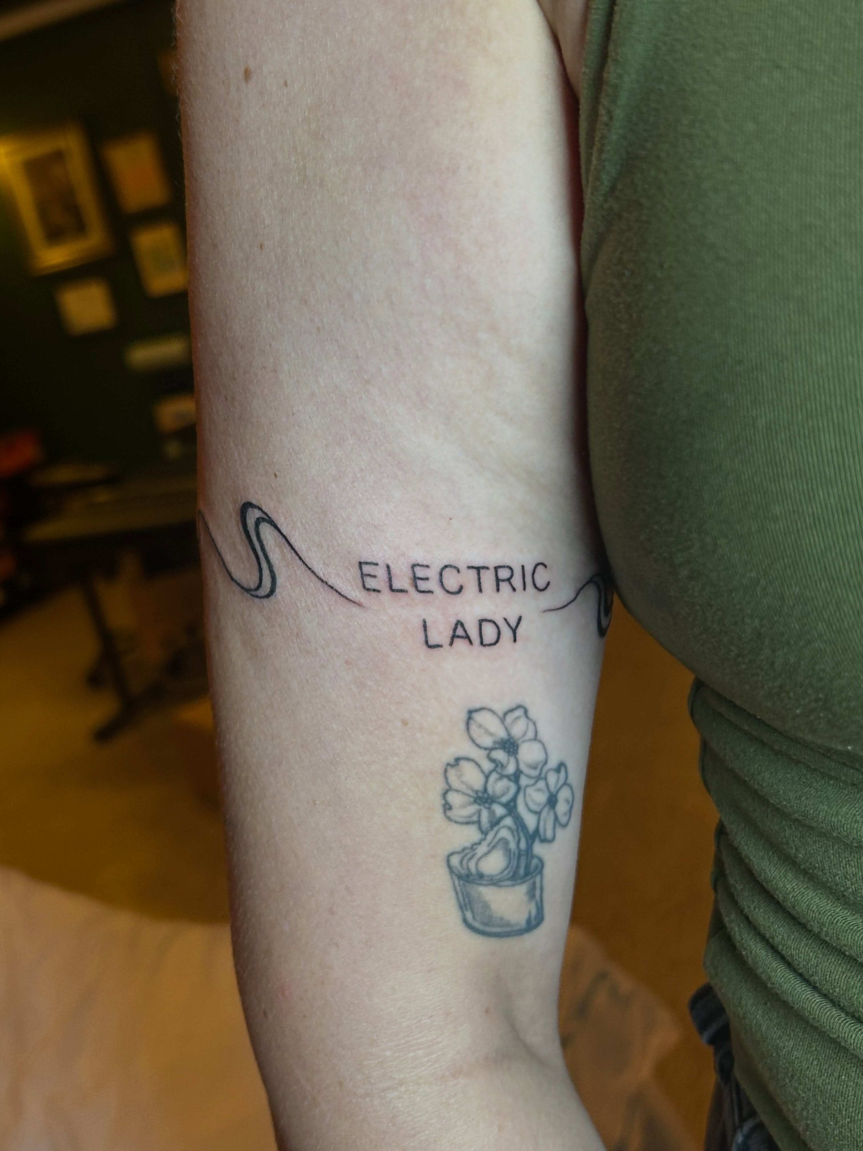 Tattoo by @sofiasparklez โ fine_line