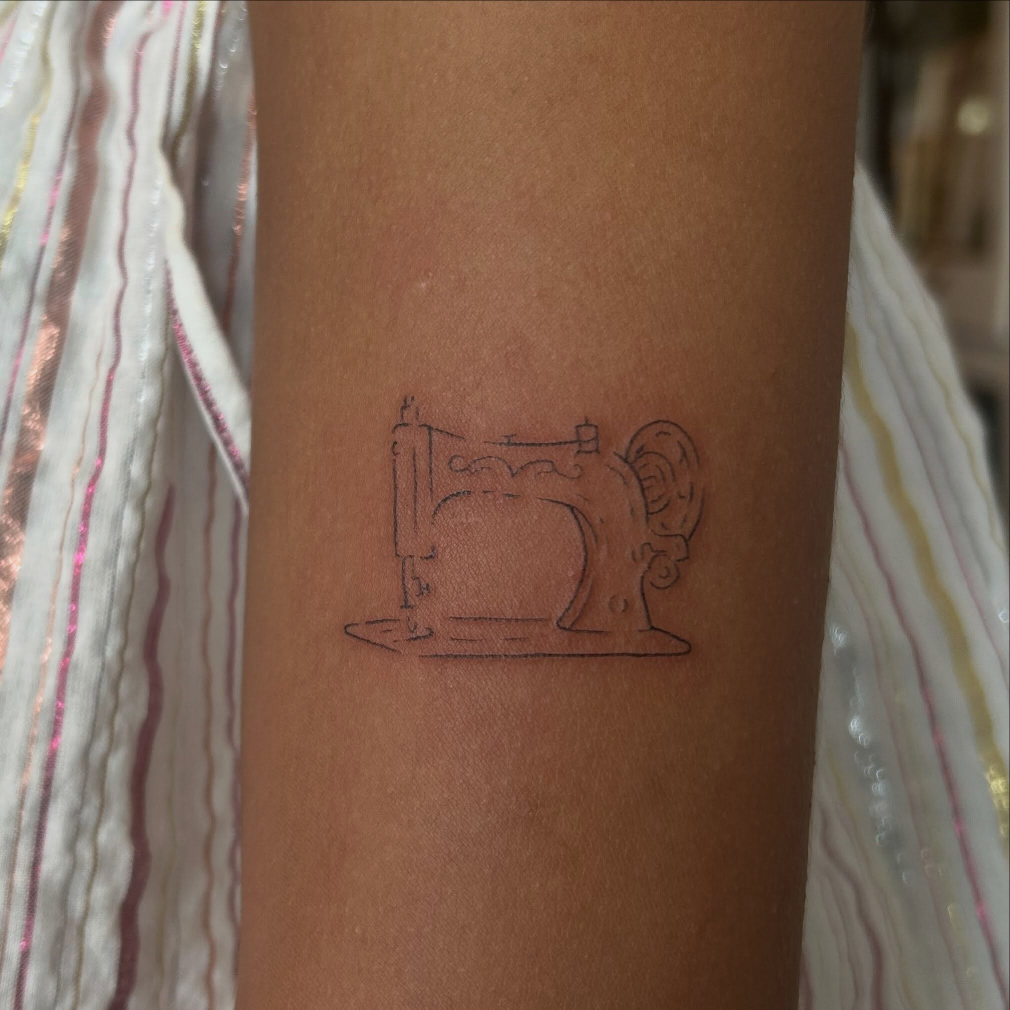 Tattoo by @sofiasparklez โ minimalist
