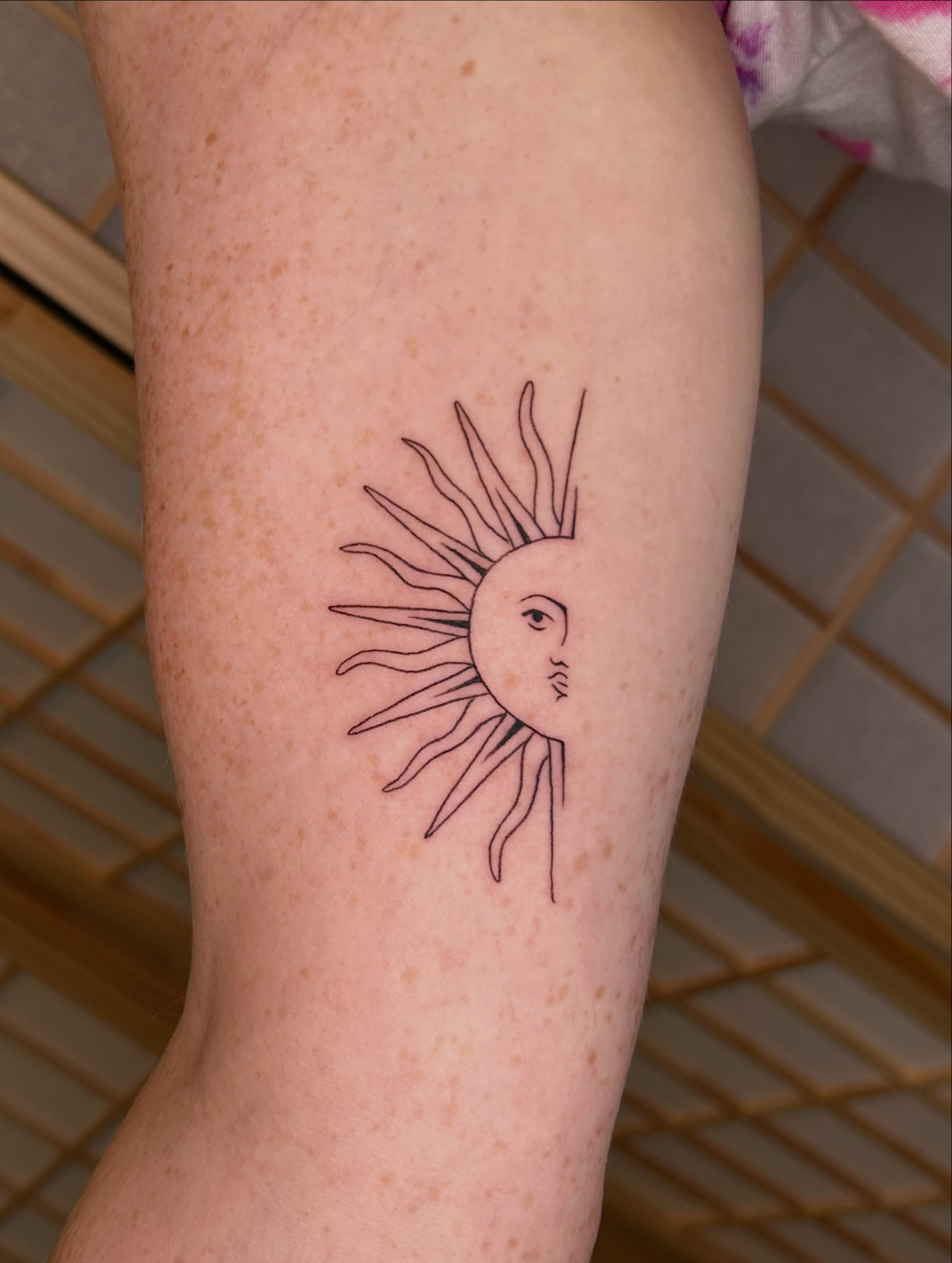 Tattoo by @sofiasparklez โ minimalist