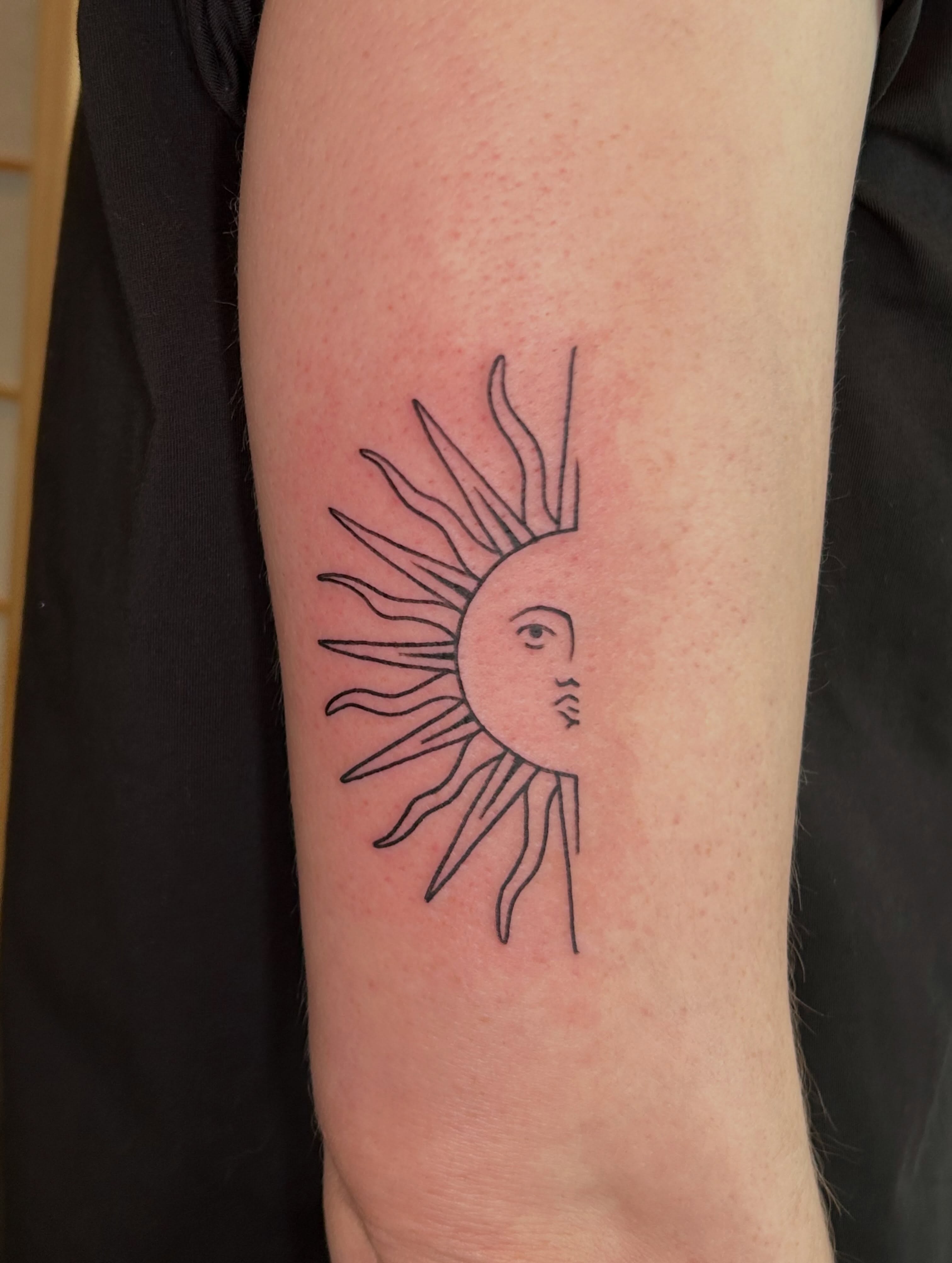Tattoo by @sofiasparklez โ minimalist