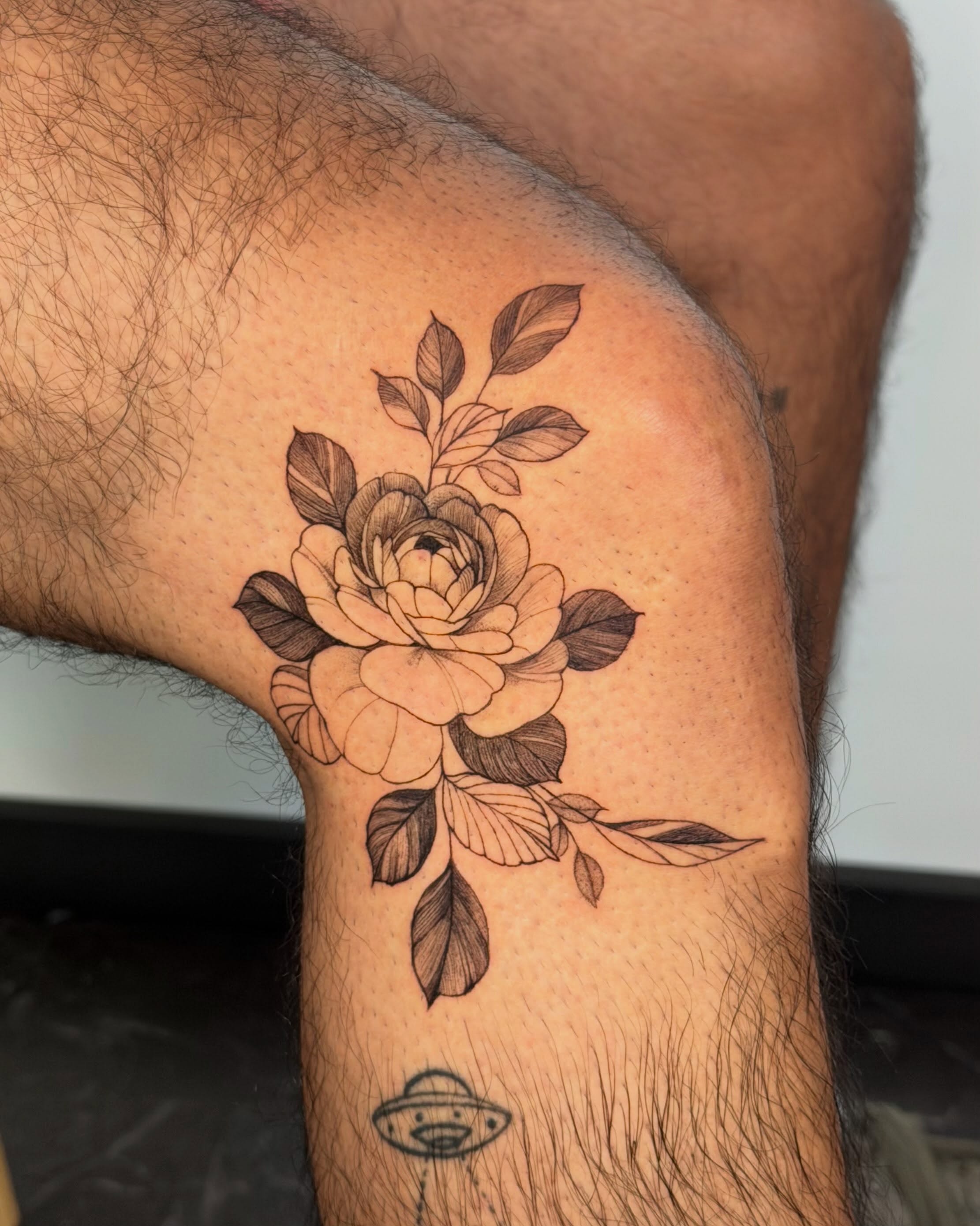 Rose black and grey tattoo on the thigh by Felipe Pacifico