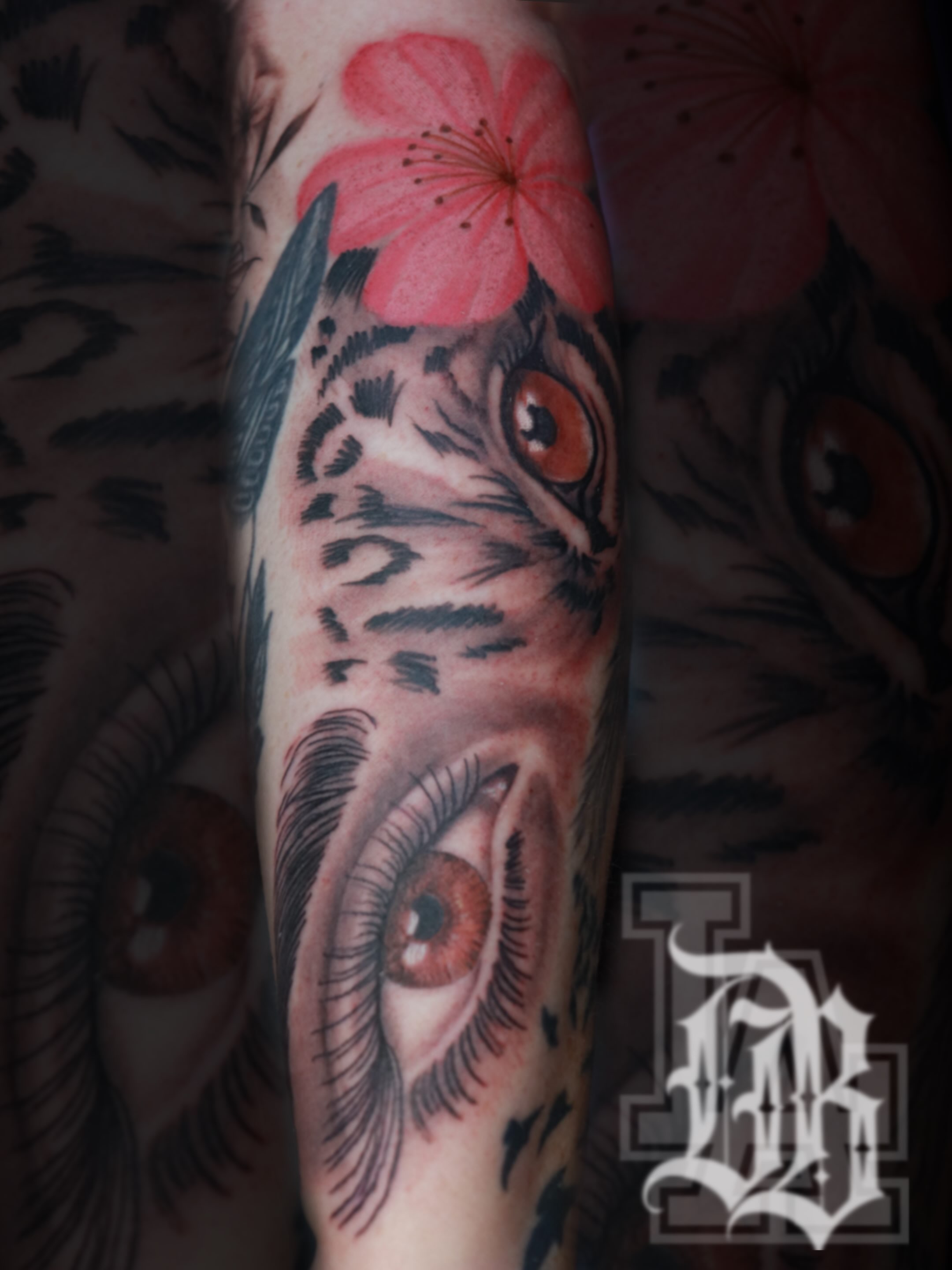 Eye and tiger realism tattoo on the forearm by Daniel Rodriguez