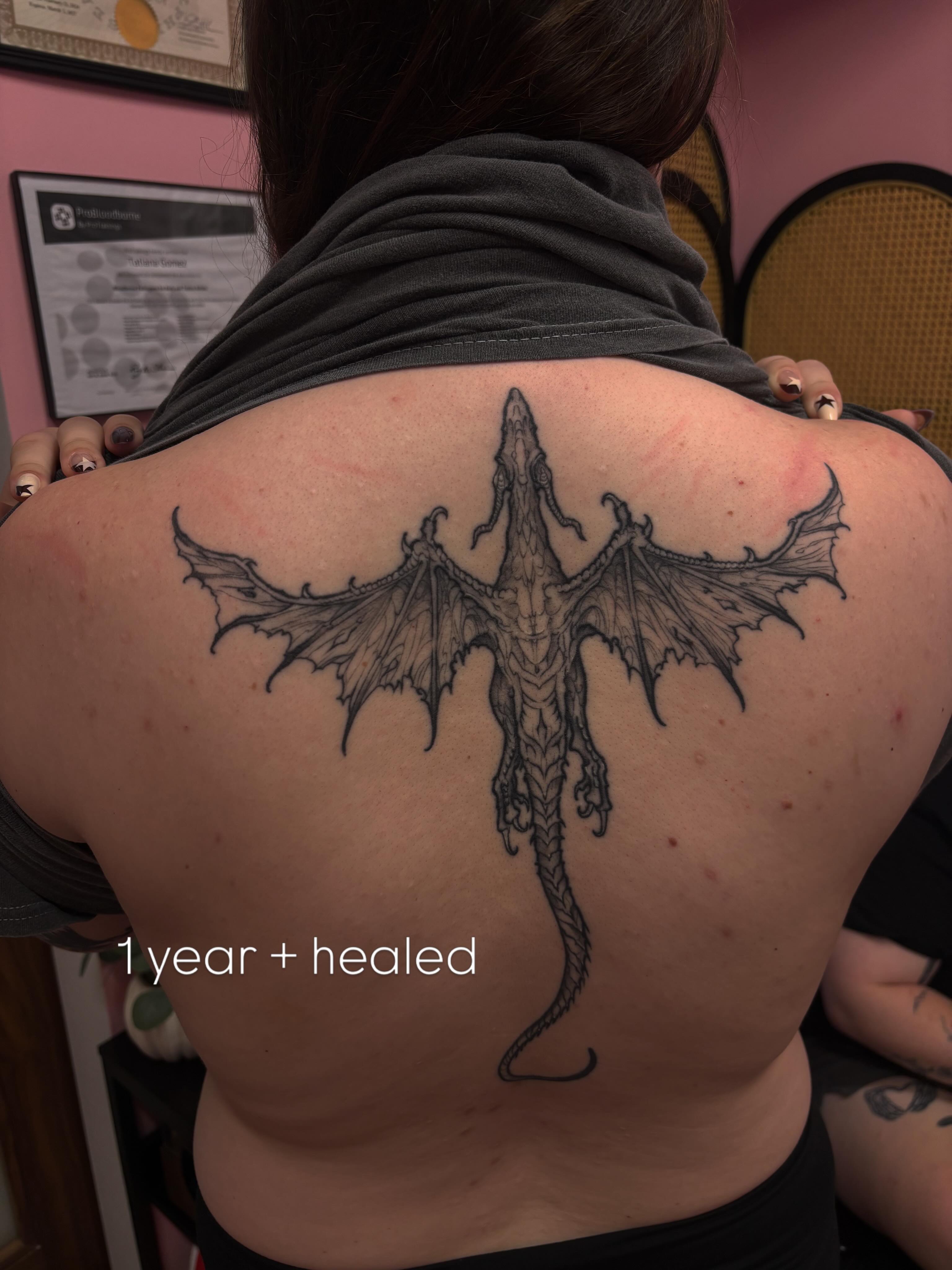 Dragon black and grey tattoo on the back by ★𝔗𝔞𝔱𝔱𝔬𝔬𝔰 𝔟𝔶 𝔗𝔢𝔞𝔙𝔞𝔫𝔊𝔬𝔤𝔥 ★