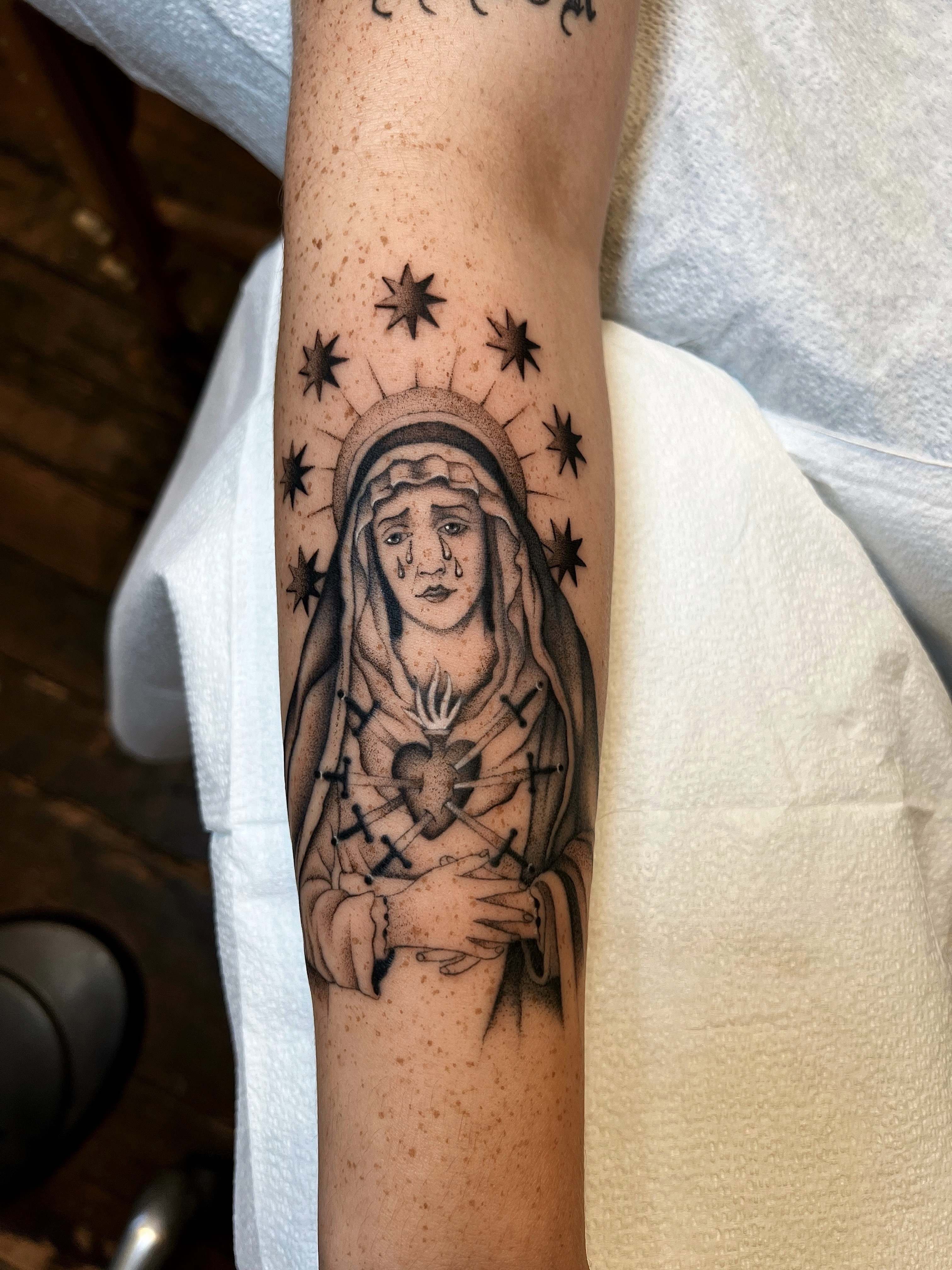 Tattoo by @mickeyycarlisle — black_and_grey