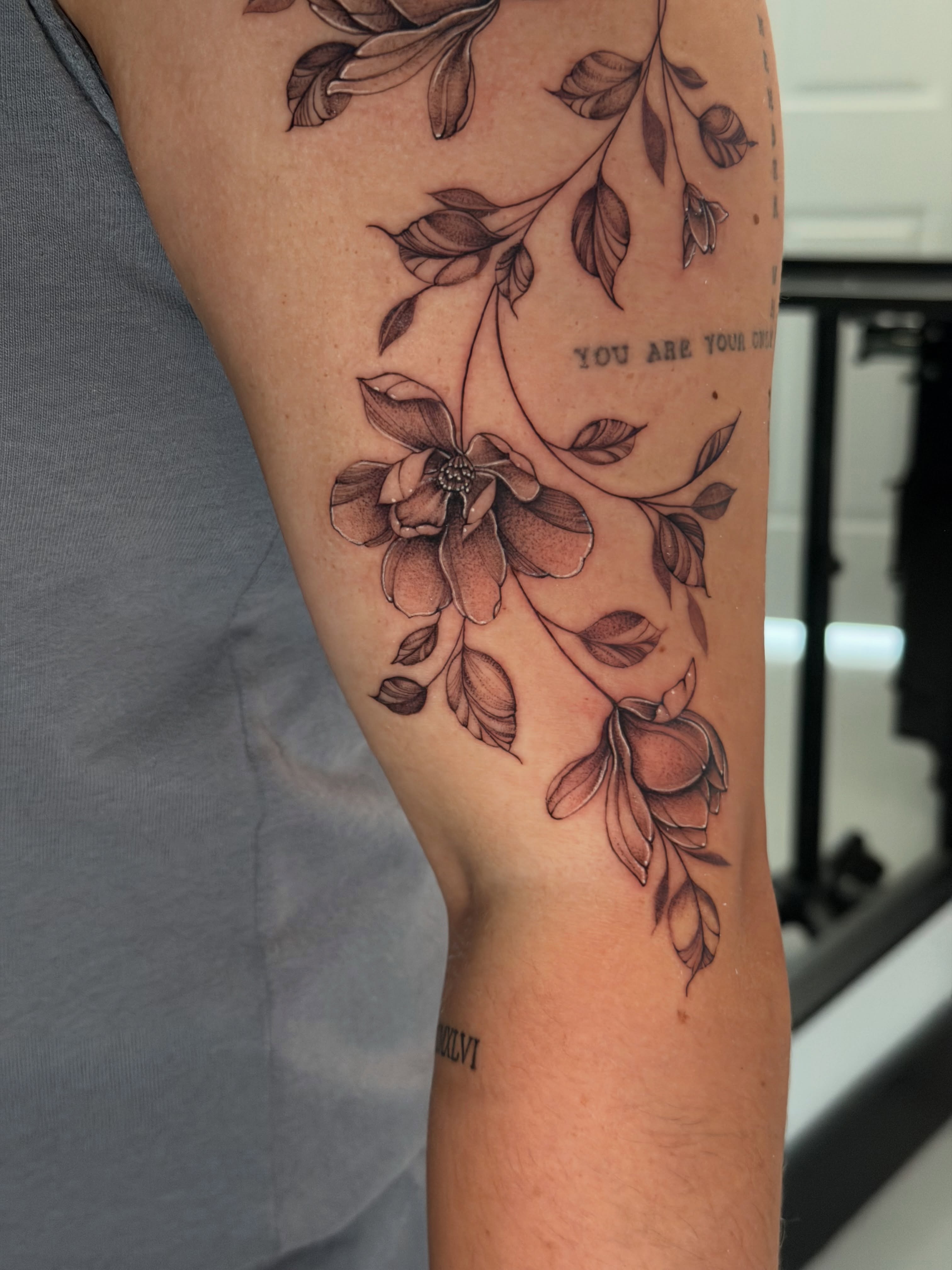 Flower bouquet black and grey tattoo on the forearm by 𝕸𝖔𝖓𝖎𝖖𝖚𝖊𝖊𝖓