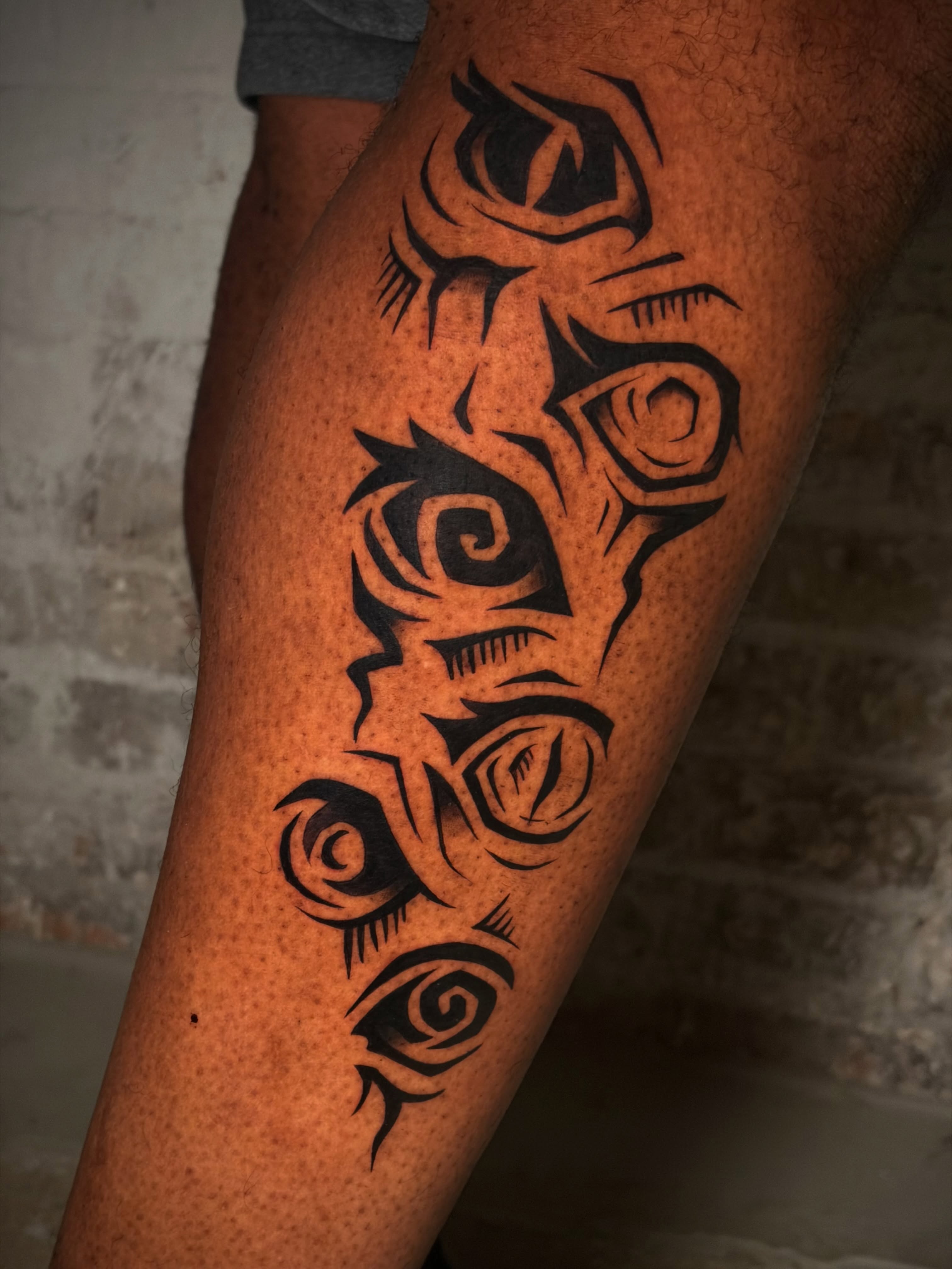 Tribal roses tribal tattoo on the thigh by Musa Selman