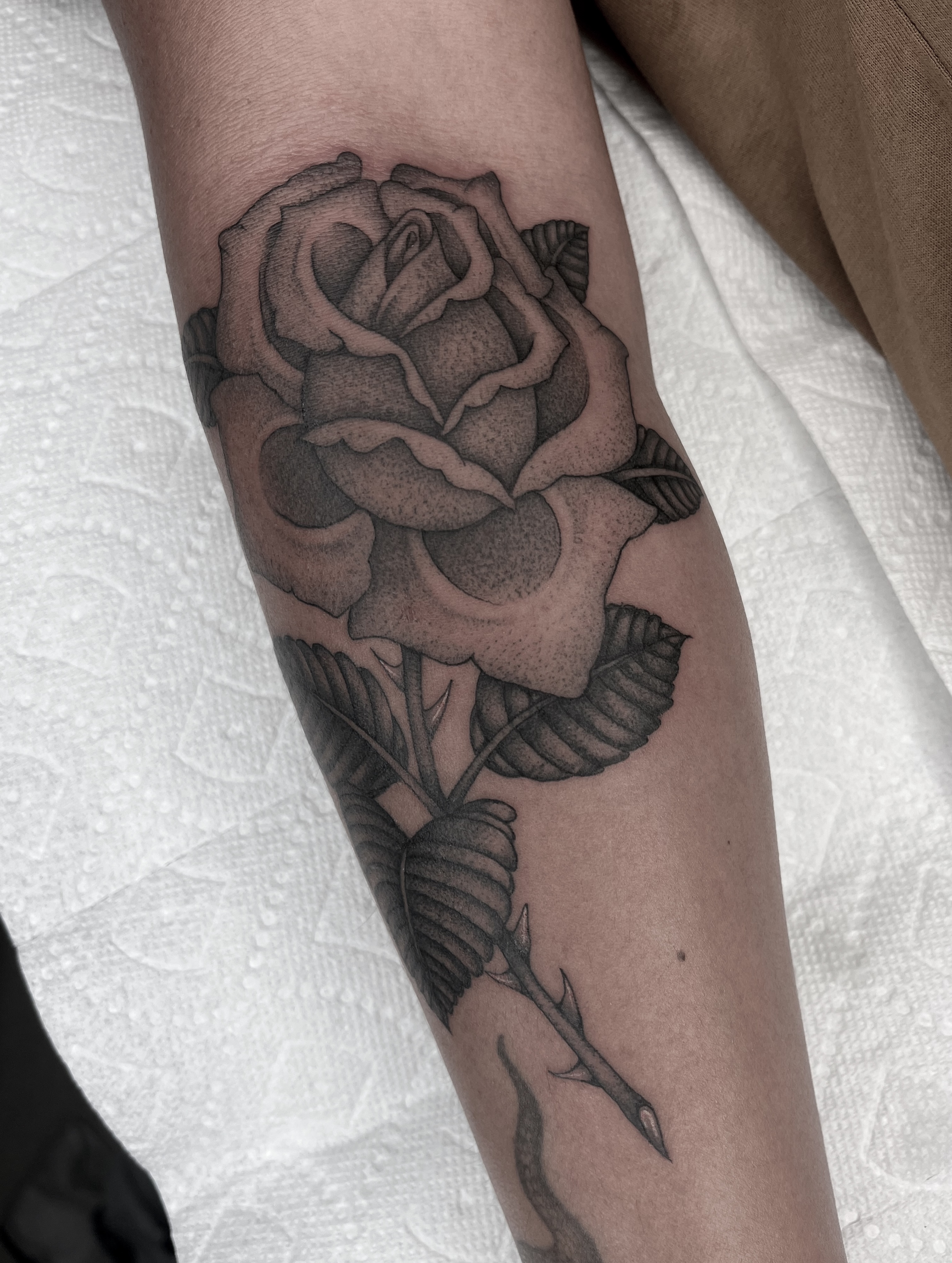 Tattoo by @derosario__ — black_and_grey
