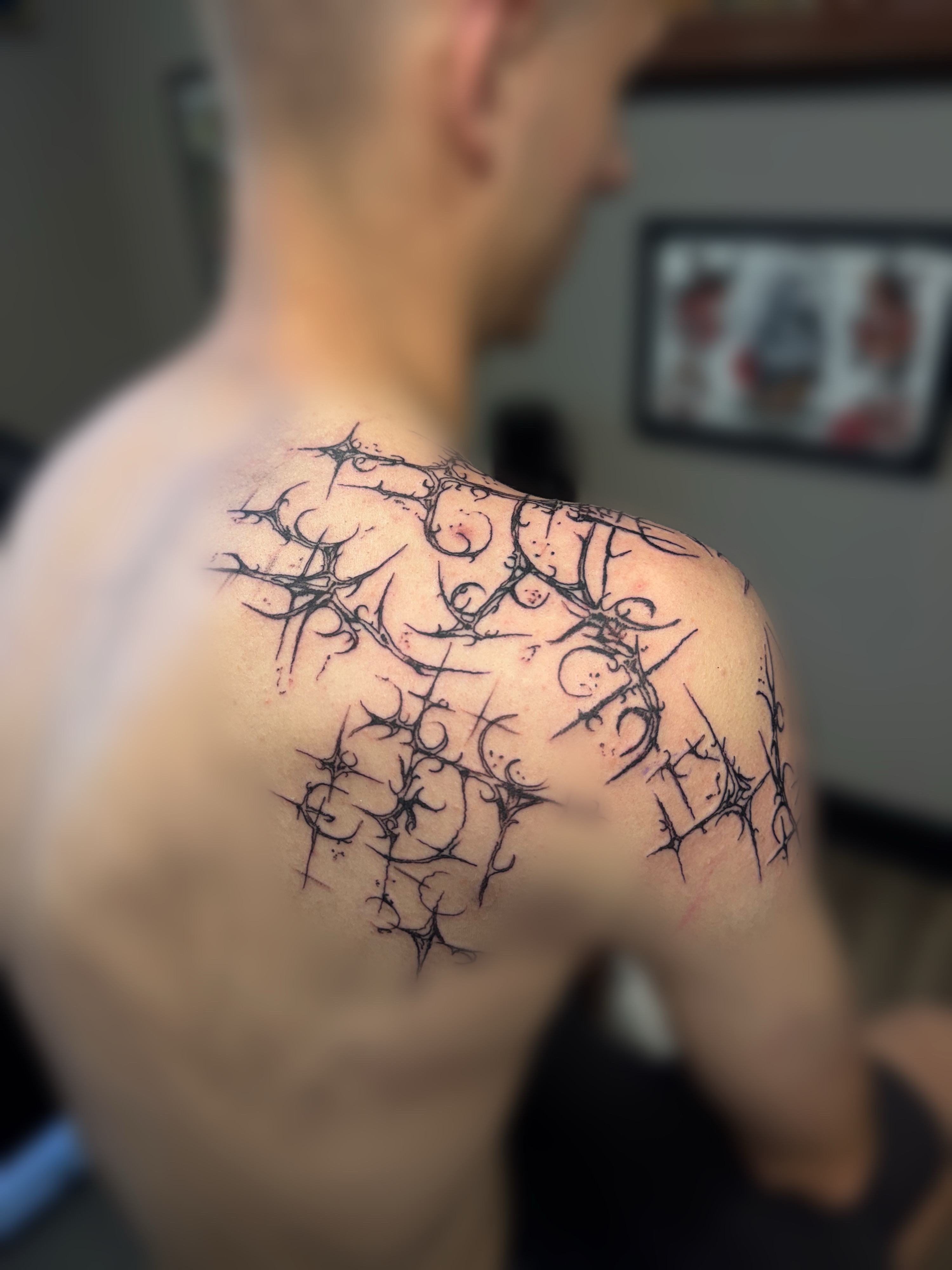 Thorn crown black and grey tattoo on the shoulder by juice🕷tattoo artist