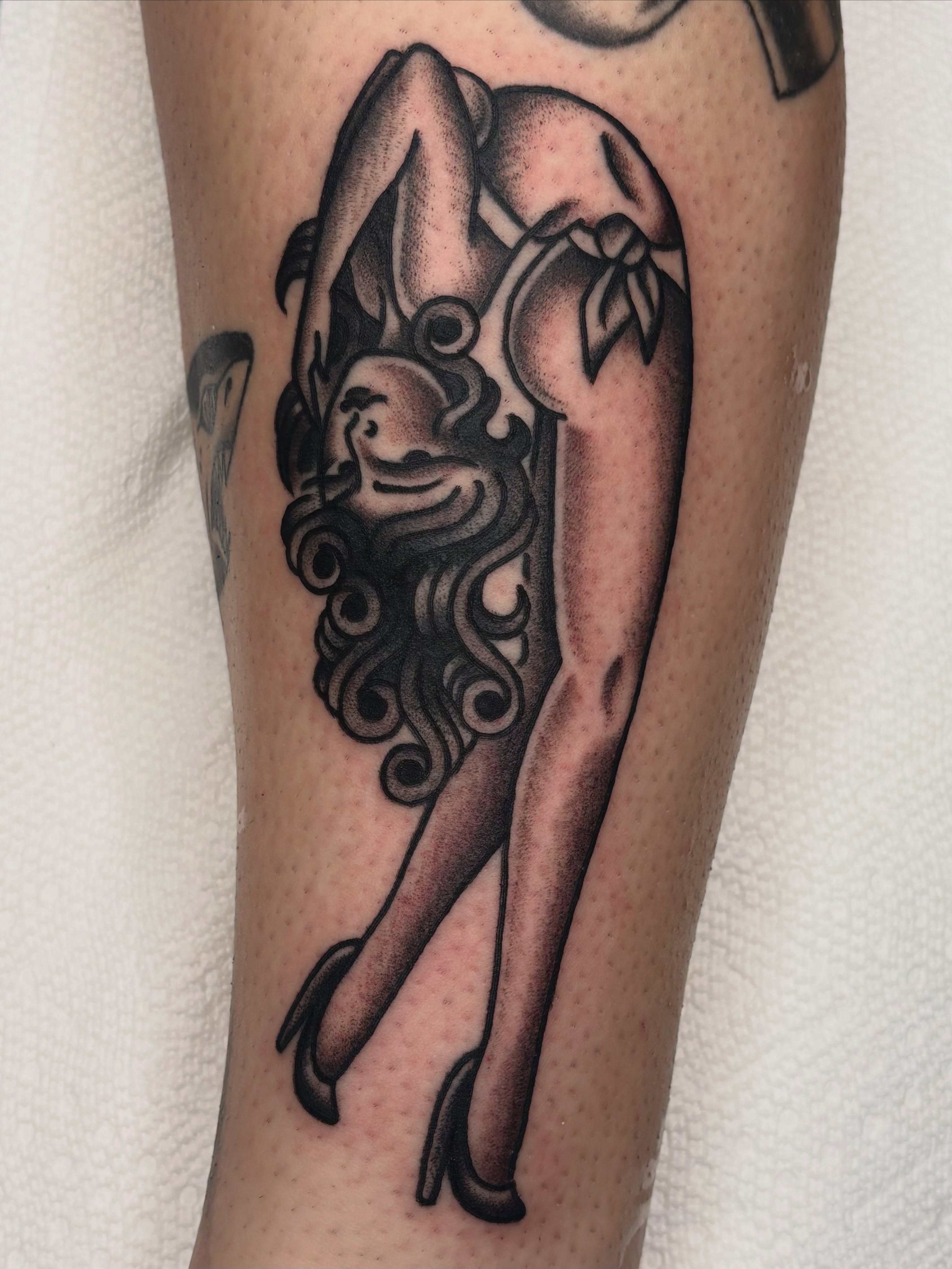 Naked woman black and grey tattoo on the forearm by ๐๐๐ฏ๐ข๐ซ