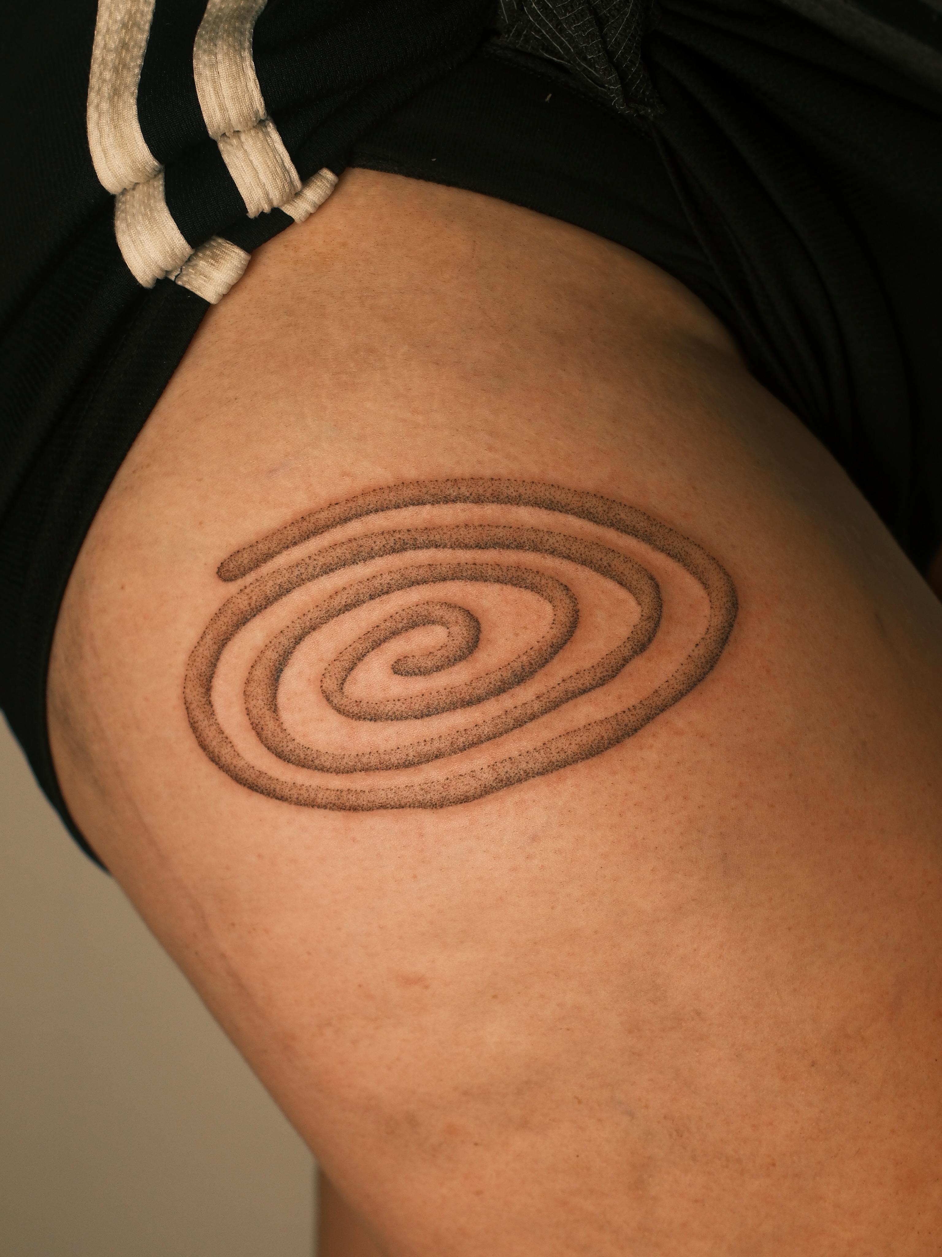 Tattoo by @earthyliltats โ dotwork