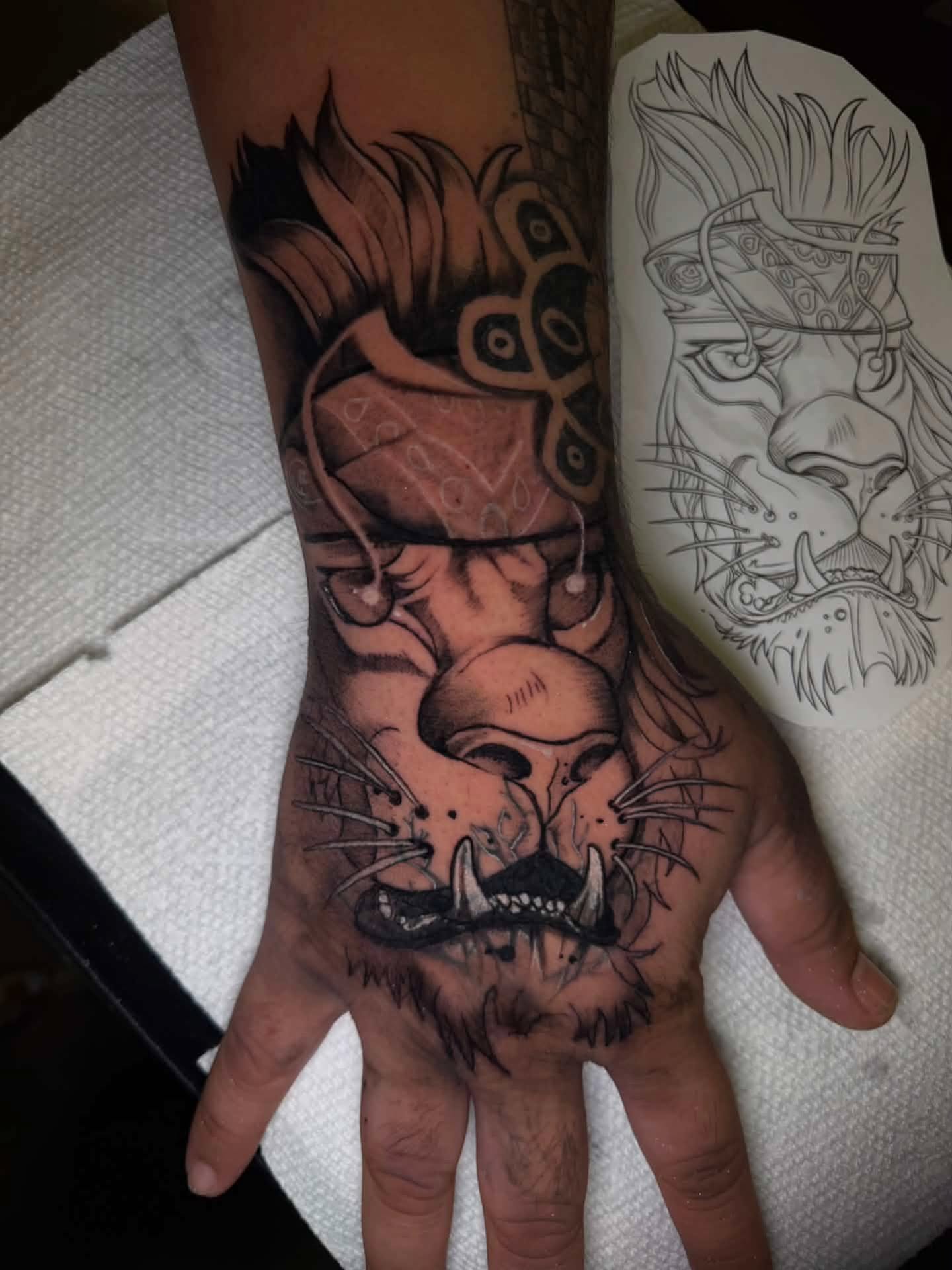 Lion realism tattoo on the hand by 𝕸 𝖆 𝖓 𝖔 𝖑 𝖔