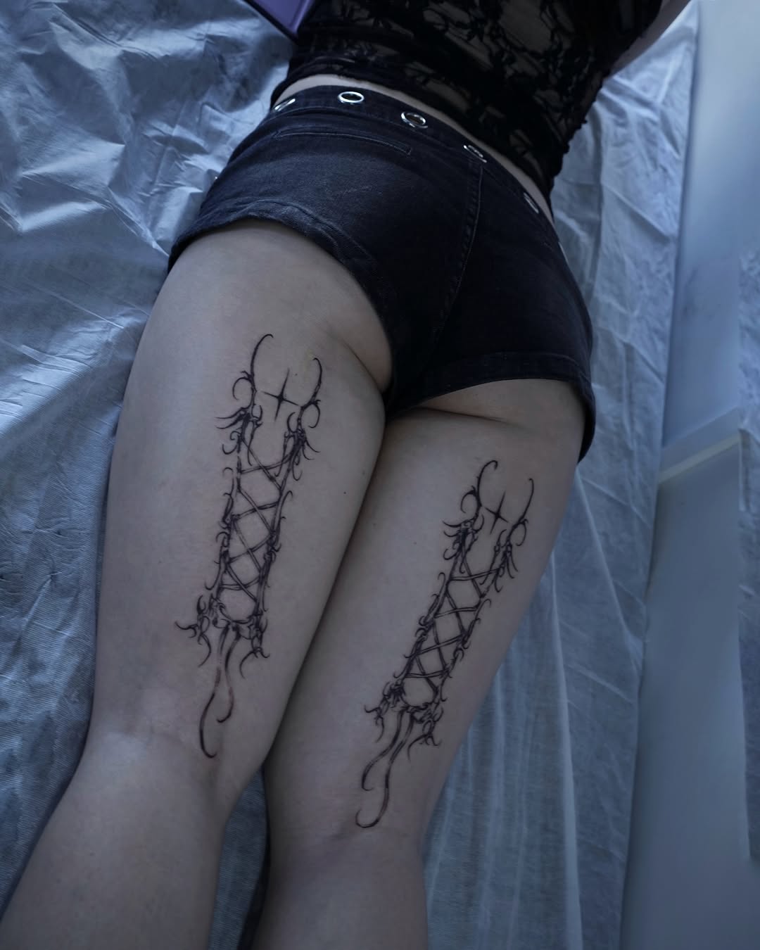 Lattice pattern black and grey tattoo on the thigh by Gun
