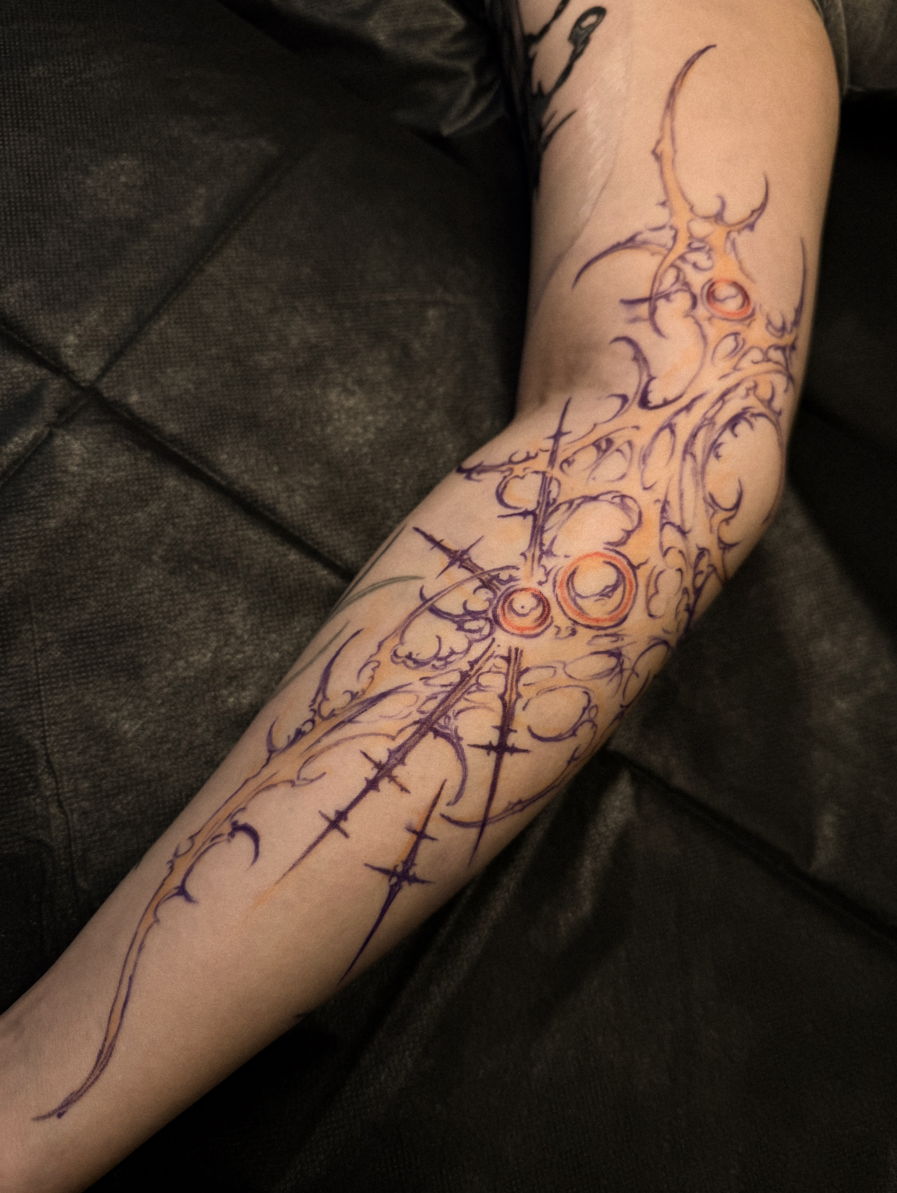 Abstract design tribal tattoo on the forearm by David Ha