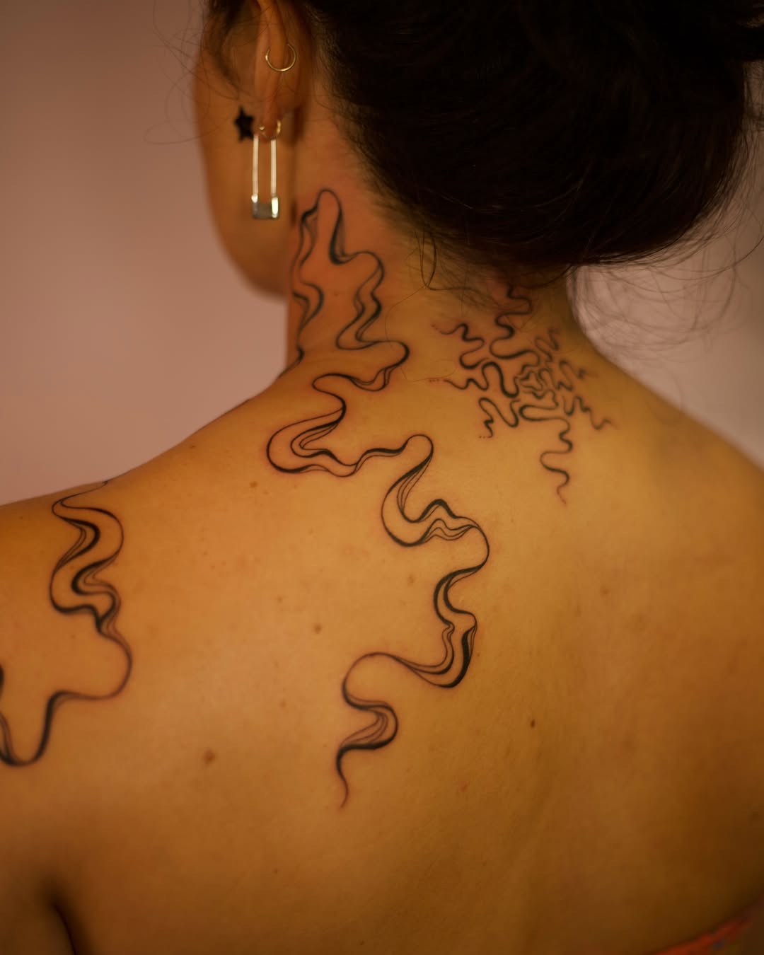 Abstract wavy lines black and grey tattoo on the neck by Jess