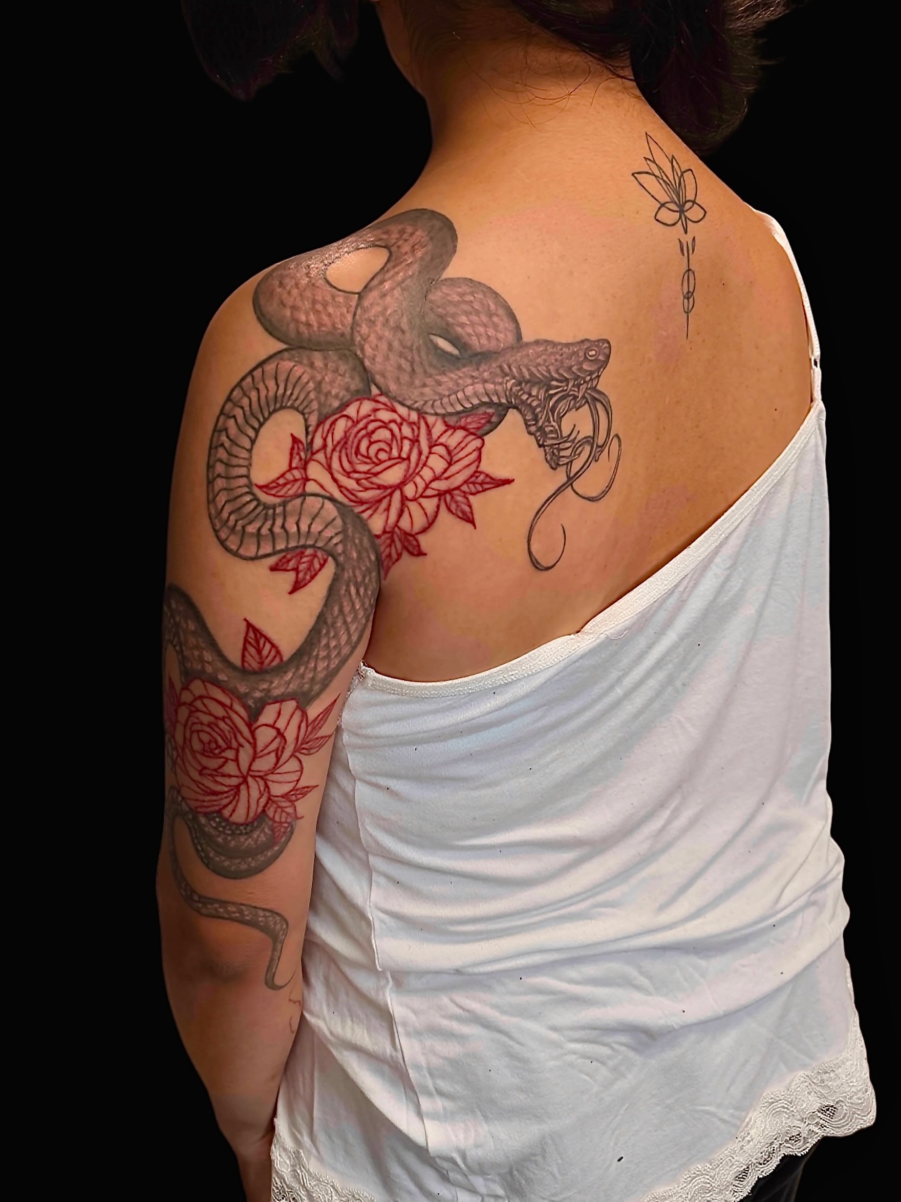 Snake and roses American traditional tattoo on the shoulder by Junior Sanchez Dfw